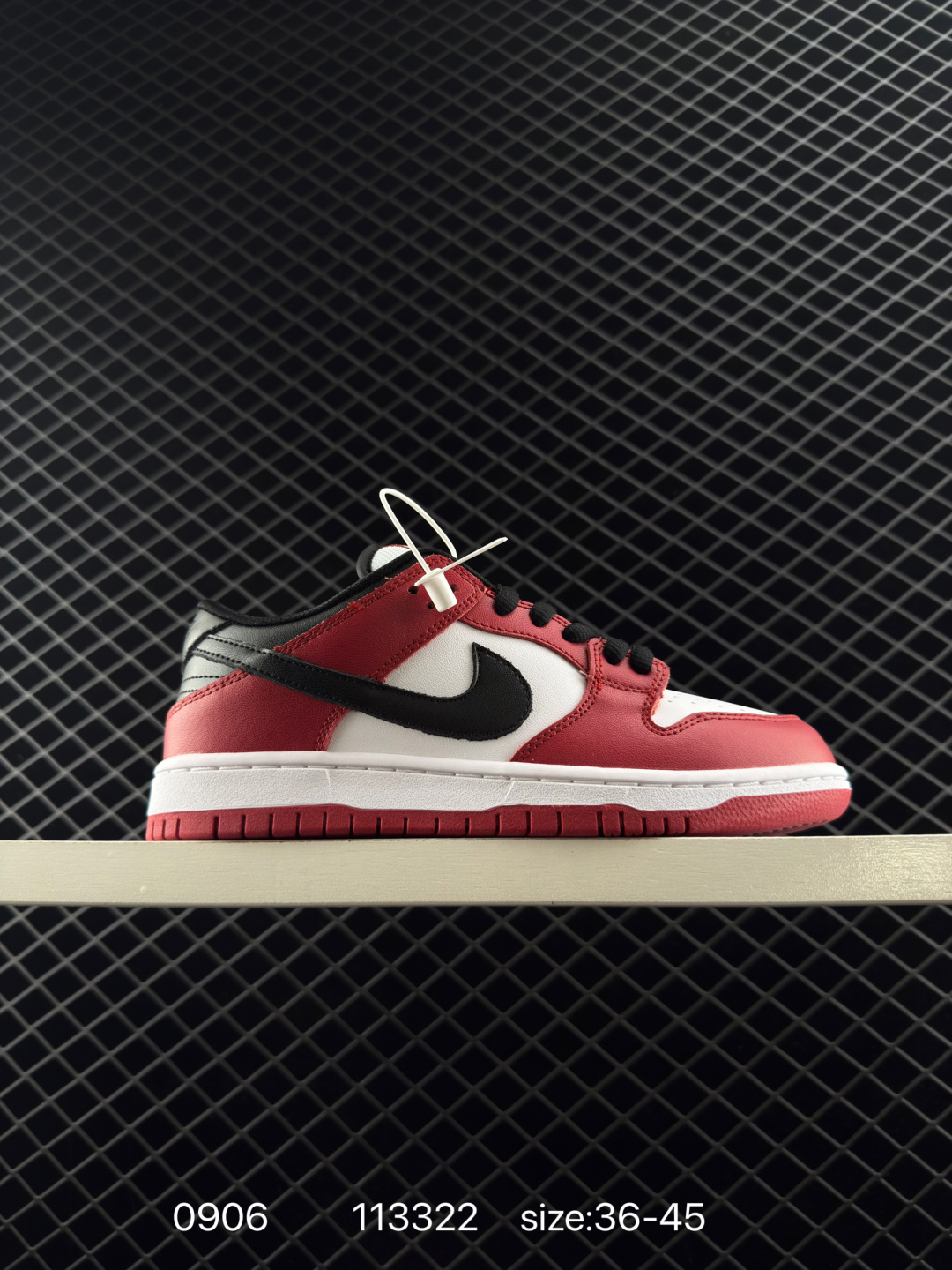 💰110
耐克Nike SB Dunk Low 扣篮系列 复古低帮休闲运动滑板板鞋。采用脚感柔软舒适ZoomAir气垫,有效吸收滑板等极限运动在落地时带来的冲击力,为街头运动者们提供更好的保护。
货号:BQ6817 600
ID:113322
Size:36~45半