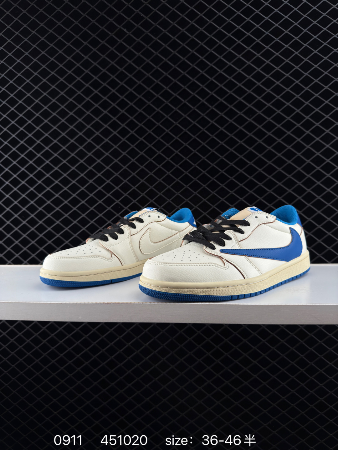 💰100
真标带半码
Travis Scott x Air Jordan 1 Low "Reverse Mocha" 低帮 白棕倒钩 AJ1 乔丹1代 aj1 乔1 低邦 白棕倒勾联名 乔丹篮球鞋系列 鞋身整体以深棕色为主色调,搭配白色框架呈现,鞋身侧面的反勾Swoosh Logo以及鞋带均采用米白色呈现,营造出复古效果;鞋身侧面的深棕部分使用麂皮材质打造,标志性的反勾Swoosh Logo采用了与中底相同的氧化效果;鞋舌以及内衬均采用了深棕色打造,与鞋面配色相呼应。在鞋舌标签以及后跟的鬼脸标志以及Wings Logo均采用了红色缝线点缀,整体颜值还是非常耐看的!鞋垫方面也采用了特殊的设计,整体以深棕色呈现,上面印有红色Wings Logo以及Jumpman Logo标志,"Cactust Jackz"标志则使用白色呈现。
货号:DM7866-162
尺码:36 36.5 37.5 38 38.5 39 40 40.5 41 42 42.5 43 44 44.5 45 46
编码:451020
Size:36~46B