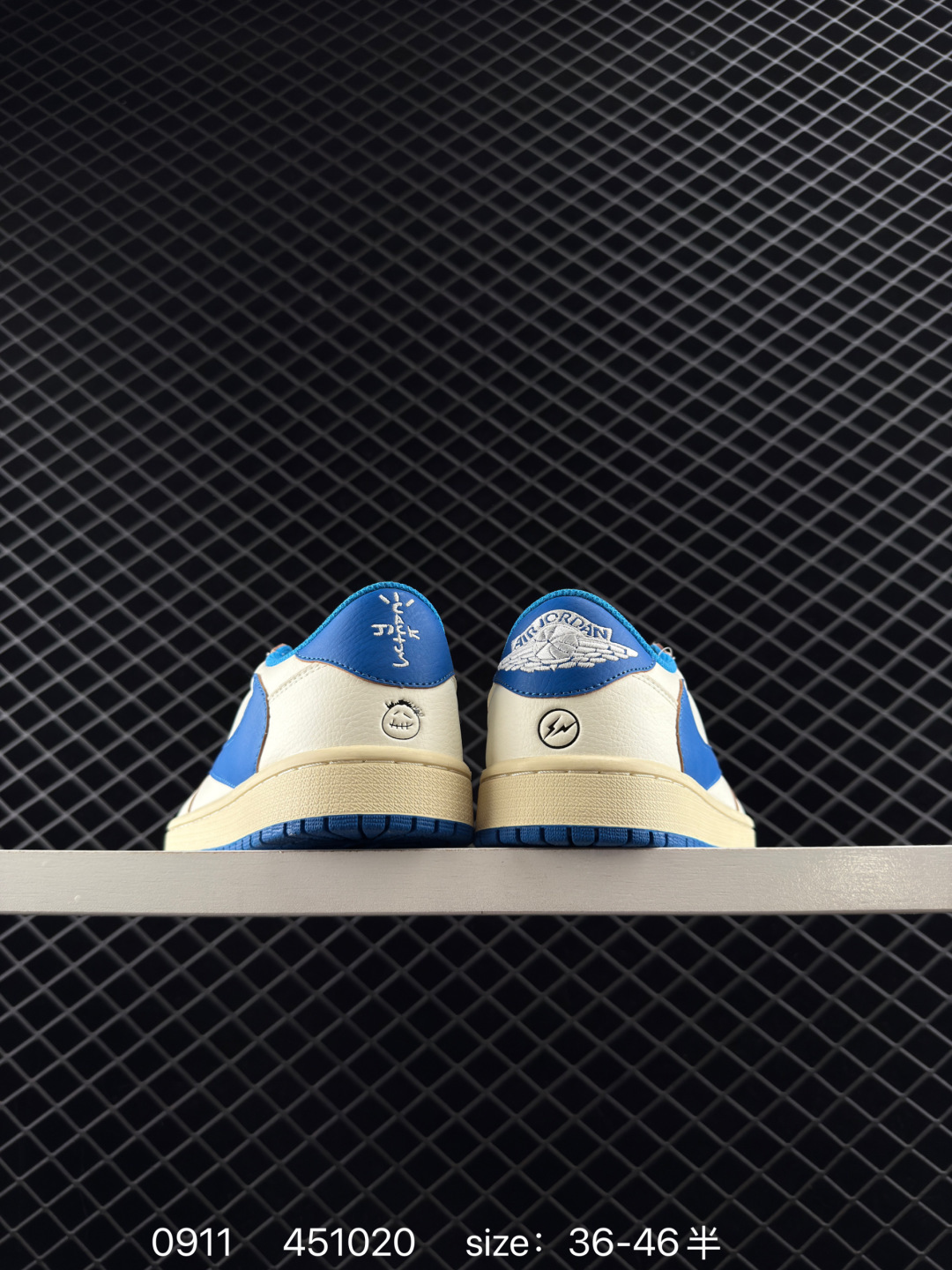 💰100
真标带半码
Travis Scott x Air Jordan 1 Low "Reverse Mocha" 低帮 白棕倒钩 AJ1 乔丹1代 aj1 乔1 低邦 白棕倒勾联名 乔丹篮球鞋系列 鞋身整体以深棕色为主色调,搭配白色框架呈现,鞋身侧面的反勾Swoosh Logo以及鞋带均采用米白色呈现,营造出复古效果;鞋身侧面的深棕部分使用麂皮材质打造,标志性的反勾Swoosh Logo采用了与中底相同的氧化效果;鞋舌以及内衬均采用了深棕色打造,与鞋面配色相呼应。在鞋舌标签以及后跟的鬼脸标志以及Wings Logo均采用了红色缝线点缀,整体颜值还是非常耐看的!鞋垫方面也采用了特殊的设计,整体以深棕色呈现,上面印有红色Wings Logo以及Jumpman Logo标志,"Cactust Jackz"标志则使用白色呈现。
货号:DM7866-162
尺码:36 36.5 37.5 38 38.5 39 40 40.5 41 42 42.5 43 44 44.5 45 46
编码:451020
Size:36~46B