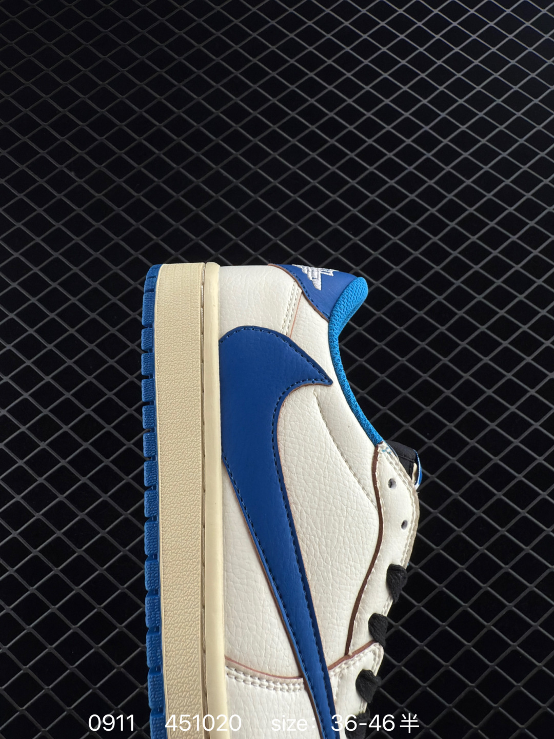 💰100
真标带半码
Travis Scott x Air Jordan 1 Low "Reverse Mocha" 低帮 白棕倒钩 AJ1 乔丹1代 aj1 乔1 低邦 白棕倒勾联名 乔丹篮球鞋系列 鞋身整体以深棕色为主色调,搭配白色框架呈现,鞋身侧面的反勾Swoosh Logo以及鞋带均采用米白色呈现,营造出复古效果;鞋身侧面的深棕部分使用麂皮材质打造,标志性的反勾Swoosh Logo采用了与中底相同的氧化效果;鞋舌以及内衬均采用了深棕色打造,与鞋面配色相呼应。在鞋舌标签以及后跟的鬼脸标志以及Wings Logo均采用了红色缝线点缀,整体颜值还是非常耐看的!鞋垫方面也采用了特殊的设计,整体以深棕色呈现,上面印有红色Wings Logo以及Jumpman Logo标志,"Cactust Jackz"标志则使用白色呈现。
货号:DM7866-162
尺码:36 36.5 37.5 38 38.5 39 40 40.5 41 42 42.5 43 44 44.5 45 46
编码:451020
Size:36~46B