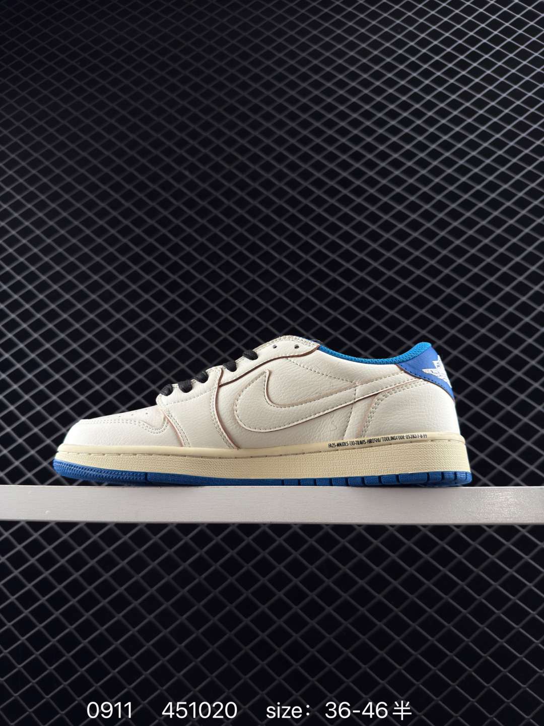 💰100
真标带半码
Travis Scott x Air Jordan 1 Low "Reverse Mocha" 低帮 白棕倒钩 AJ1 乔丹1代 aj1 乔1 低邦 白棕倒勾联名 乔丹篮球鞋系列 鞋身整体以深棕色为主色调,搭配白色框架呈现,鞋身侧面的反勾Swoosh Logo以及鞋带均采用米白色呈现,营造出复古效果;鞋身侧面的深棕部分使用麂皮材质打造,标志性的反勾Swoosh Logo采用了与中底相同的氧化效果;鞋舌以及内衬均采用了深棕色打造,与鞋面配色相呼应。在鞋舌标签以及后跟的鬼脸标志以及Wings Logo均采用了红色缝线点缀,整体颜值还是非常耐看的!鞋垫方面也采用了特殊的设计,整体以深棕色呈现,上面印有红色Wings Logo以及Jumpman Logo标志,"Cactust Jackz"标志则使用白色呈现。
货号:DM7866-162
尺码:36 36.5 37.5 38 38.5 39 40 40.5 41 42 42.5 43 44 44.5 45 46
编码:451020
Size:36~46B