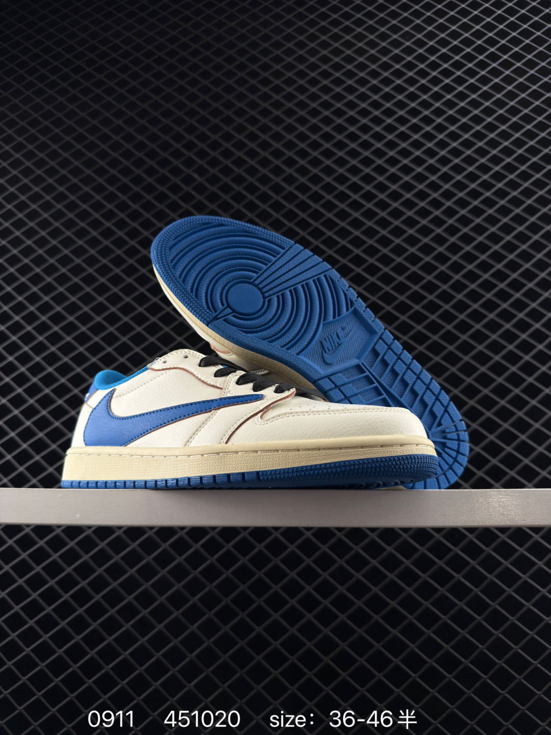 💰100
真标带半码
Travis Scott x Air Jordan 1 Low "Reverse Mocha" 低帮 白棕倒钩 AJ1 乔丹1代 aj1 乔1 低邦 白棕倒勾联名 乔丹篮球鞋系列 鞋身整体以深棕色为主色调,搭配白色框架呈现,鞋身侧面的反勾Swoosh Logo以及鞋带均采用米白色呈现,营造出复古效果;鞋身侧面的深棕部分使用麂皮材质打造,标志性的反勾Swoosh Logo采用了与中底相同的氧化效果;鞋舌以及内衬均采用了深棕色打造,与鞋面配色相呼应。在鞋舌标签以及后跟的鬼脸标志以及Wings Logo均采用了红色缝线点缀,整体颜值还是非常耐看的!鞋垫方面也采用了特殊的设计,整体以深棕色呈现,上面印有红色Wings Logo以及Jumpman Logo标志,"Cactust Jackz"标志则使用白色呈现。
货号:DM7866-162
尺码:36 36.5 37.5 38 38.5 39 40 40.5 41 42 42.5 43 44 44.5 45 46
编码:451020
Size:36~46B