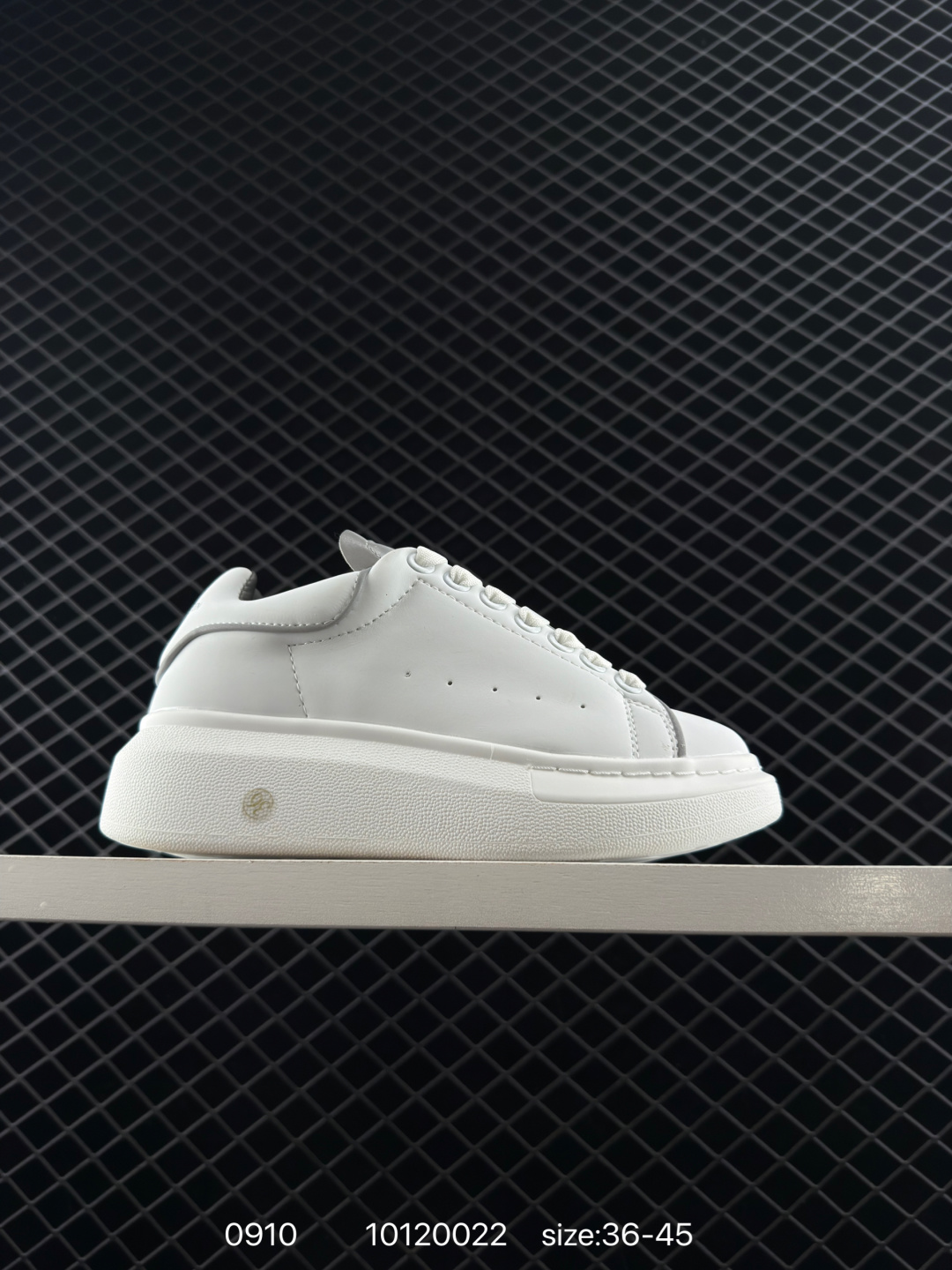 💰110
AlexanderMcQueen 亚历山大·麦昆MCQ 运动小白鞋 厚底增高闪尾光滑牛皮平底鞋休闲鞋 时尚男女板鞋潮运动鞋  ，火爆到大街小巷无人不知，无人不晓的境界，上脚立马显瘦显高，增高不只是说说而已增高4.5厘米秒变大长腿。真空橡胶大底，舒适度满分，难怪他这么火，就是这个道理。
编码：10120022
Size:36～45