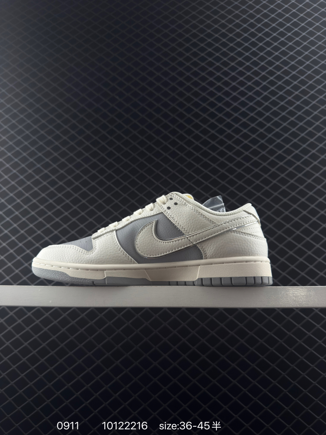 🛒购物价：168💰[店长鲸选配套包装齐全.莆田本地档口] NIKE DUNK SB LOW 定制dunk
定制Dunk SB顾名思义，具有经典的Dunk血缘，又注入了更多的时尚元素。相较于普通的Dunk滑板鞋，改良版的Dunk SB加厚了鞋舌的填充，使舒适性大大提升，同时也更方便穿脱；中底部分则加入了脚感柔软舒适Zoom Air气垫，有效吸收滑板等极限运动在落地时带来的冲击力，为街头运动者们提供更好的保护 
货号：BB9866 007
编码：10122216
Size:36～45B