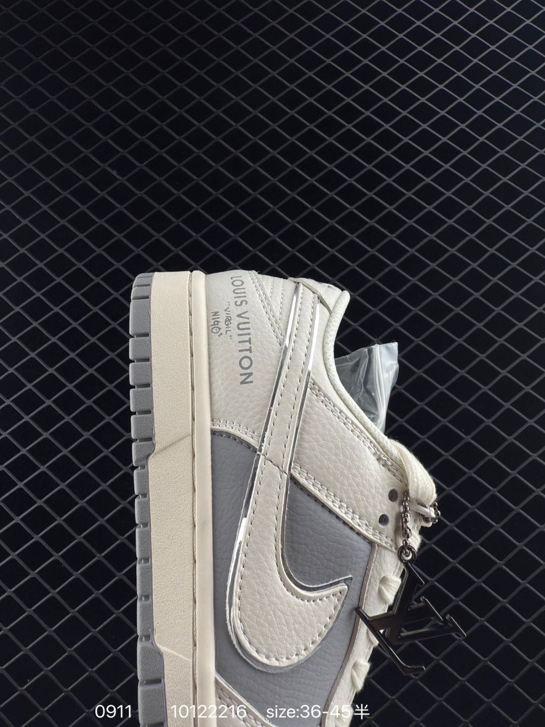 🛒购物价：168💰[店长鲸选配套包装齐全.莆田本地档口] NIKE DUNK SB LOW 定制dunk
定制Dunk SB顾名思义，具有经典的Dunk血缘，又注入了更多的时尚元素。相较于普通的Dunk滑板鞋，改良版的Dunk SB加厚了鞋舌的填充，使舒适性大大提升，同时也更方便穿脱；中底部分则加入了脚感柔软舒适Zoom Air气垫，有效吸收滑板等极限运动在落地时带来的冲击力，为街头运动者们提供更好的保护 
货号：BB9866 007
编码：10122216
Size:36～45B