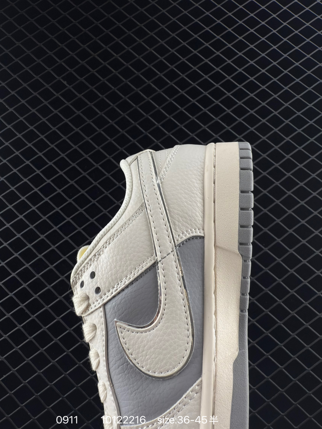 🛒购物价：168💰[店长鲸选配套包装齐全.莆田本地档口] NIKE DUNK SB LOW 定制dunk
定制Dunk SB顾名思义，具有经典的Dunk血缘，又注入了更多的时尚元素。相较于普通的Dunk滑板鞋，改良版的Dunk SB加厚了鞋舌的填充，使舒适性大大提升，同时也更方便穿脱；中底部分则加入了脚感柔软舒适Zoom Air气垫，有效吸收滑板等极限运动在落地时带来的冲击力，为街头运动者们提供更好的保护 
货号：BB9866 007
编码：10122216
Size:36～45B