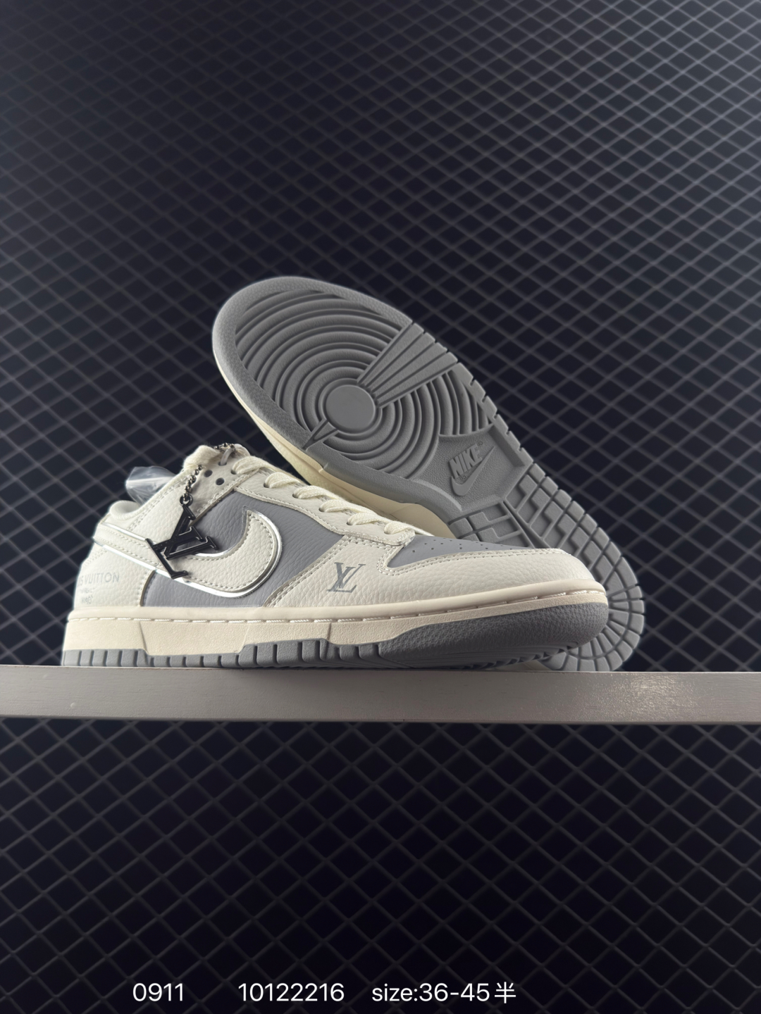 🛒购物价：168💰[店长鲸选配套包装齐全.莆田本地档口] NIKE DUNK SB LOW 定制dunk
定制Dunk SB顾名思义，具有经典的Dunk血缘，又注入了更多的时尚元素。相较于普通的Dunk滑板鞋，改良版的Dunk SB加厚了鞋舌的填充，使舒适性大大提升，同时也更方便穿脱；中底部分则加入了脚感柔软舒适Zoom Air气垫，有效吸收滑板等极限运动在落地时带来的冲击力，为街头运动者们提供更好的保护 
货号：BB9866 007
编码：10122216
Size:36～45B