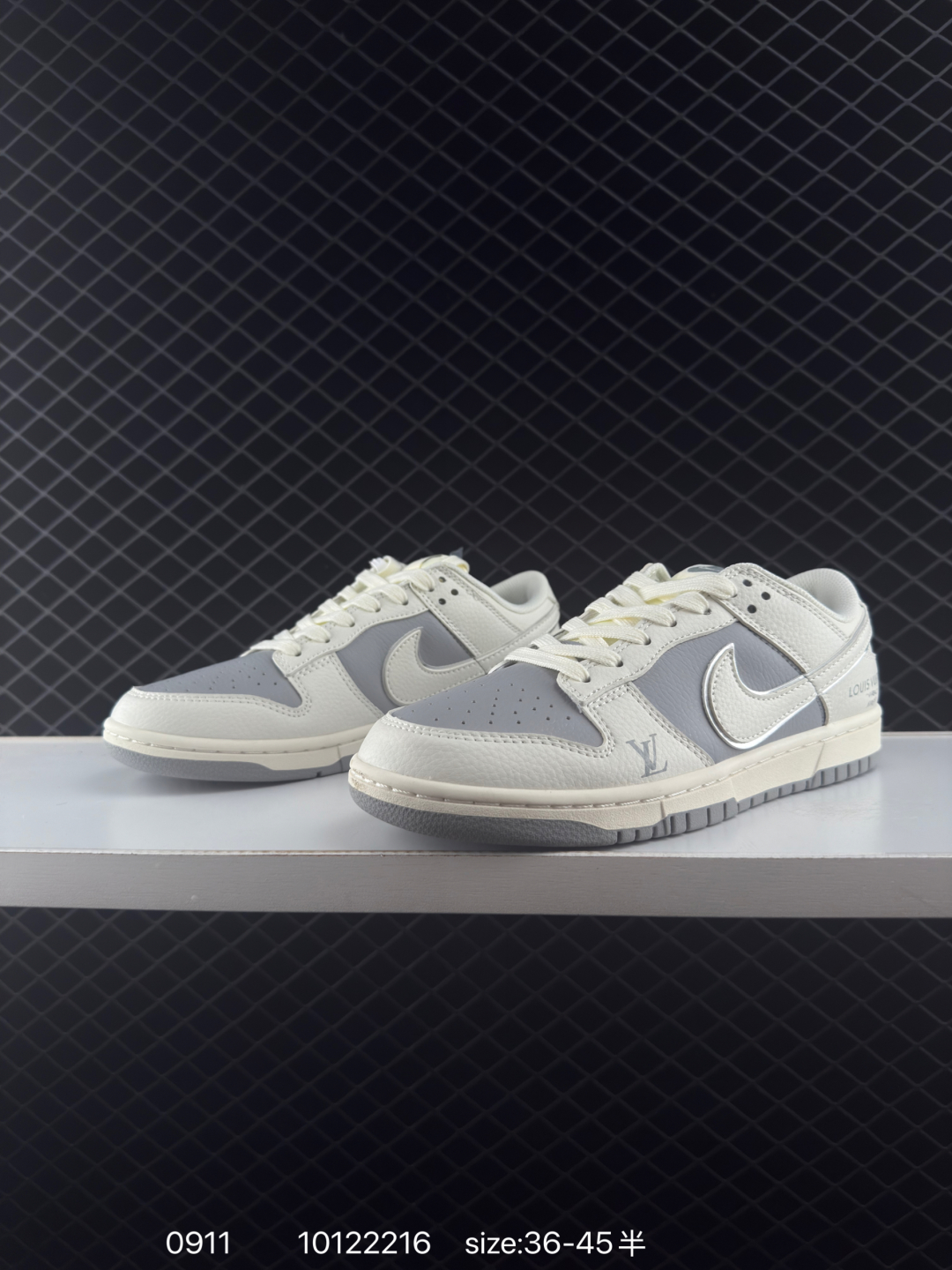 🛒购物价：168💰[店长鲸选配套包装齐全.莆田本地档口] NIKE DUNK SB LOW 定制dunk
定制Dunk SB顾名思义，具有经典的Dunk血缘，又注入了更多的时尚元素。相较于普通的Dunk滑板鞋，改良版的Dunk SB加厚了鞋舌的填充，使舒适性大大提升，同时也更方便穿脱；中底部分则加入了脚感柔软舒适Zoom Air气垫，有效吸收滑板等极限运动在落地时带来的冲击力，为街头运动者们提供更好的保护 
货号：BB9866 007
编码：10122216
Size:36～45B