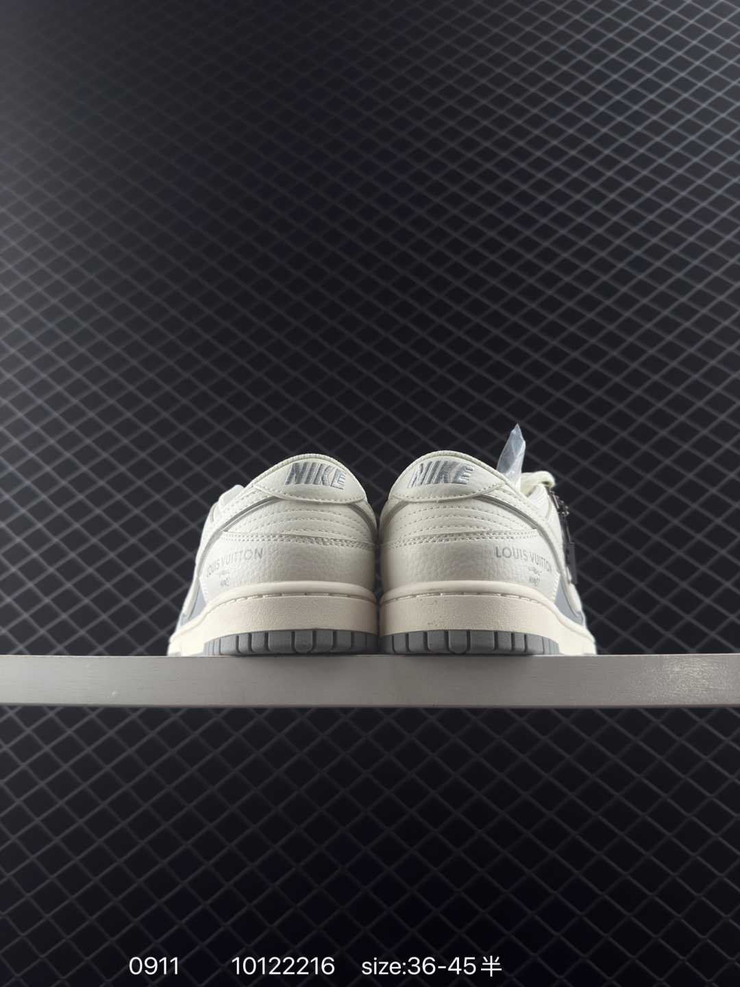 🛒购物价：168💰[店长鲸选配套包装齐全.莆田本地档口] NIKE DUNK SB LOW 定制dunk
定制Dunk SB顾名思义，具有经典的Dunk血缘，又注入了更多的时尚元素。相较于普通的Dunk滑板鞋，改良版的Dunk SB加厚了鞋舌的填充，使舒适性大大提升，同时也更方便穿脱；中底部分则加入了脚感柔软舒适Zoom Air气垫，有效吸收滑板等极限运动在落地时带来的冲击力，为街头运动者们提供更好的保护 
货号：BB9866 007
编码：10122216
Size:36～45B