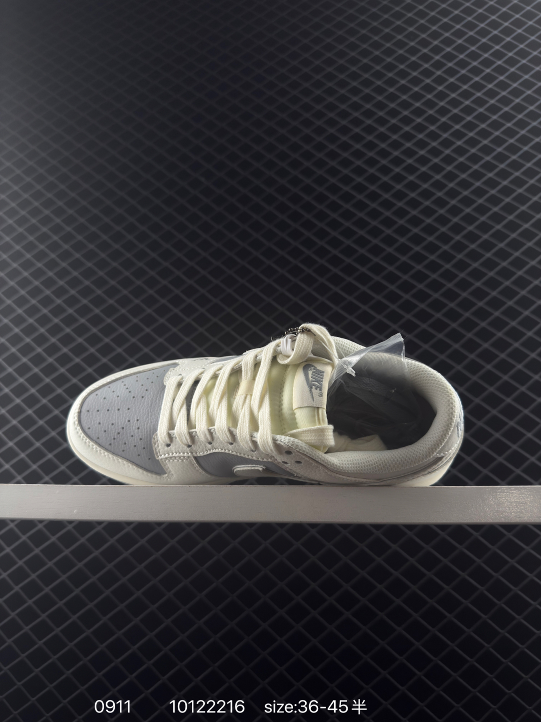 🛒购物价：168💰[店长鲸选配套包装齐全.莆田本地档口] NIKE DUNK SB LOW 定制dunk
定制Dunk SB顾名思义，具有经典的Dunk血缘，又注入了更多的时尚元素。相较于普通的Dunk滑板鞋，改良版的Dunk SB加厚了鞋舌的填充，使舒适性大大提升，同时也更方便穿脱；中底部分则加入了脚感柔软舒适Zoom Air气垫，有效吸收滑板等极限运动在落地时带来的冲击力，为街头运动者们提供更好的保护 
货号：BB9866 007
编码：10122216
Size:36～45B