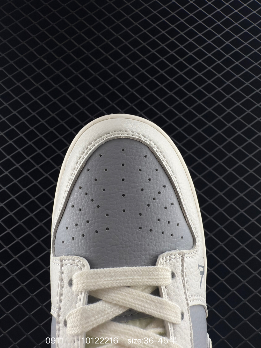 🛒购物价：168💰[店长鲸选配套包装齐全.莆田本地档口] NIKE DUNK SB LOW 定制dunk
定制Dunk SB顾名思义，具有经典的Dunk血缘，又注入了更多的时尚元素。相较于普通的Dunk滑板鞋，改良版的Dunk SB加厚了鞋舌的填充，使舒适性大大提升，同时也更方便穿脱；中底部分则加入了脚感柔软舒适Zoom Air气垫，有效吸收滑板等极限运动在落地时带来的冲击力，为街头运动者们提供更好的保护 
货号：BB9866 007
编码：10122216
Size:36～45B