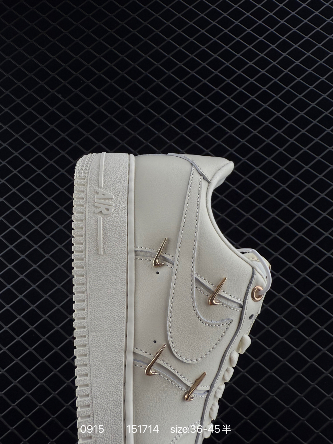 🛒购物价：168💰[店长鲸选配套包装齐全.莆田本地档口]耐克Nike Air Force 1 Low  空军一号低帮百搭休闲运动板鞋。柔软、弹性十足的缓震性能和出色的中底设计，横跨复古与现代的外型结合，造就出风靡全球三十多年的Force 1。
货号：DH7561
尺码:36～45带半码
编号：151714