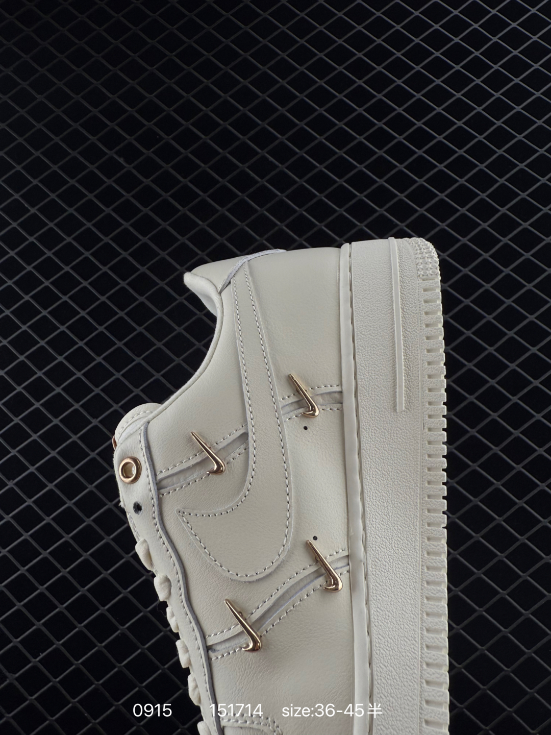 🛒购物价：168💰[店长鲸选配套包装齐全.莆田本地档口]耐克Nike Air Force 1 Low  空军一号低帮百搭休闲运动板鞋。柔软、弹性十足的缓震性能和出色的中底设计，横跨复古与现代的外型结合，造就出风靡全球三十多年的Force 1。
货号：DH7561
尺码:36～45带半码
编号：151714