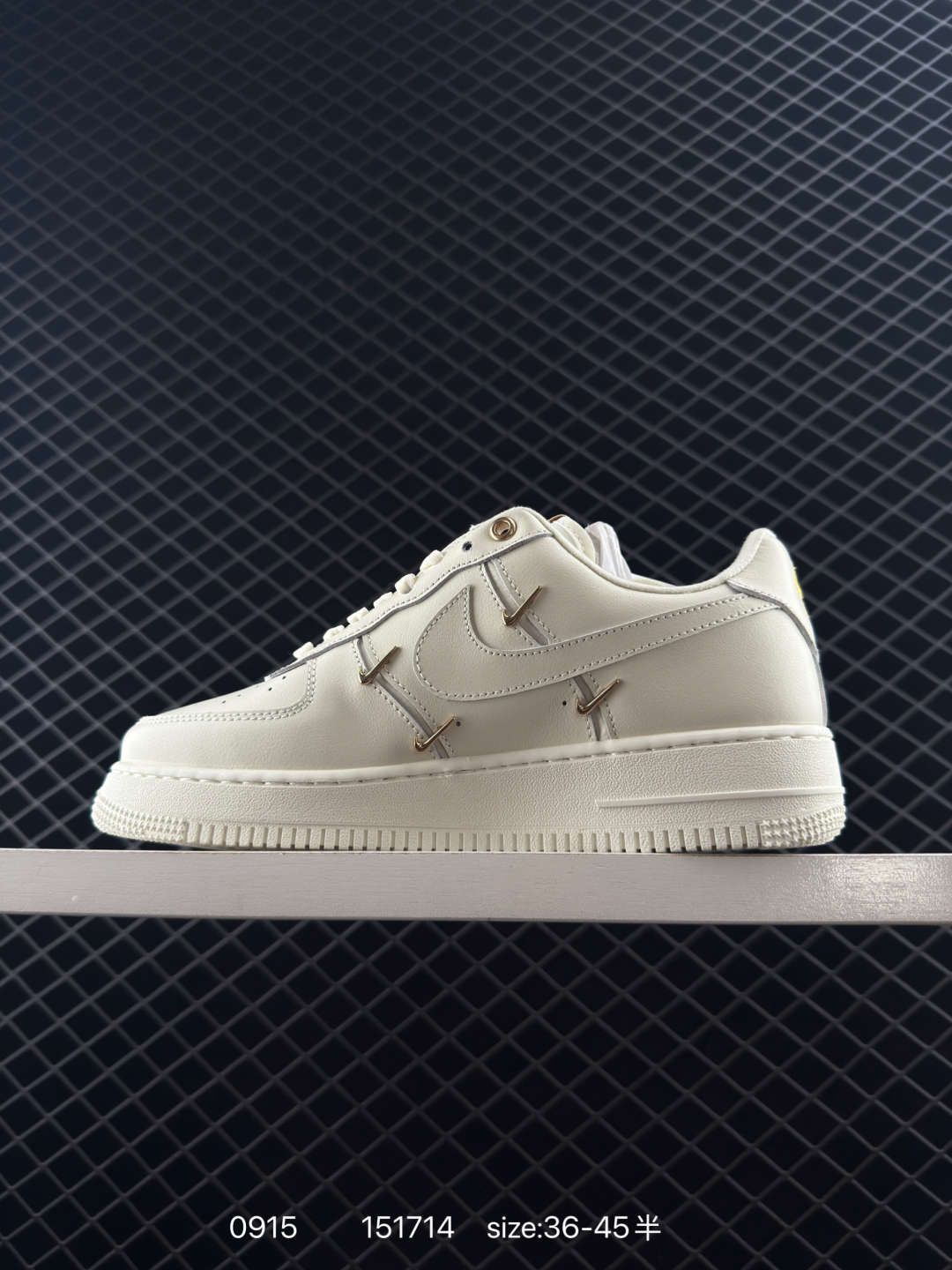 🛒购物价：168💰[店长鲸选配套包装齐全.莆田本地档口]耐克Nike Air Force 1 Low  空军一号低帮百搭休闲运动板鞋。柔软、弹性十足的缓震性能和出色的中底设计，横跨复古与现代的外型结合，造就出风靡全球三十多年的Force 1。
货号：DH7561
尺码:36～45带半码
编号：151714