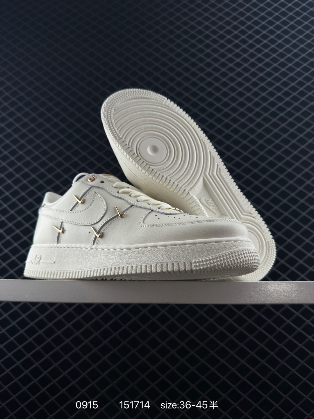 🛒购物价：168💰[店长鲸选配套包装齐全.莆田本地档口]耐克Nike Air Force 1 Low  空军一号低帮百搭休闲运动板鞋。柔软、弹性十足的缓震性能和出色的中底设计，横跨复古与现代的外型结合，造就出风靡全球三十多年的Force 1。
货号：DH7561
尺码:36～45带半码
编号：151714