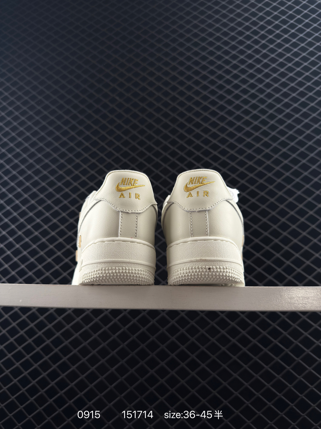 🛒购物价：168💰[店长鲸选配套包装齐全.莆田本地档口]耐克Nike Air Force 1 Low  空军一号低帮百搭休闲运动板鞋。柔软、弹性十足的缓震性能和出色的中底设计，横跨复古与现代的外型结合，造就出风靡全球三十多年的Force 1。
货号：DH7561
尺码:36～45带半码
编号：151714