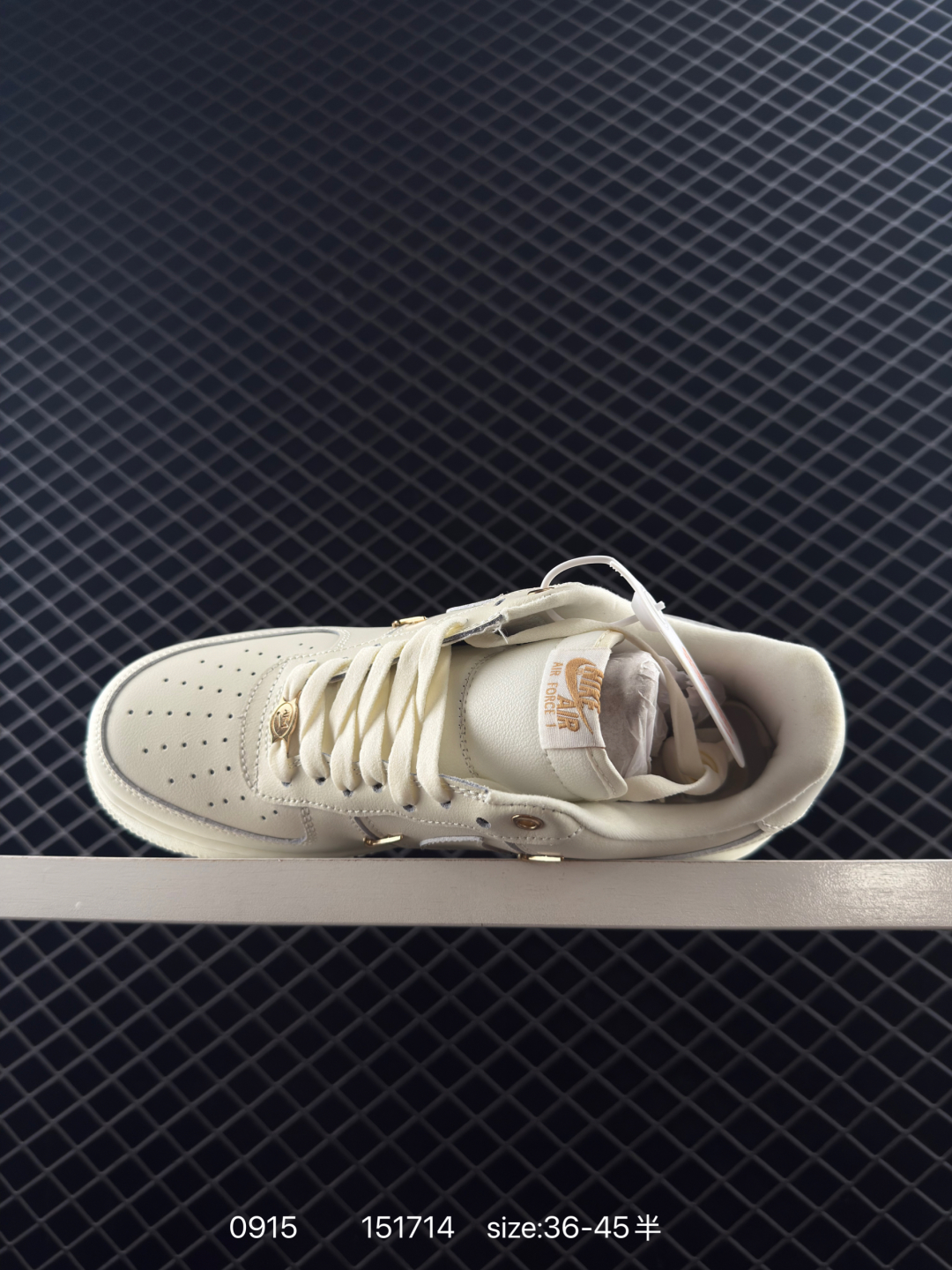 🛒购物价：168💰[店长鲸选配套包装齐全.莆田本地档口]耐克Nike Air Force 1 Low  空军一号低帮百搭休闲运动板鞋。柔软、弹性十足的缓震性能和出色的中底设计，横跨复古与现代的外型结合，造就出风靡全球三十多年的Force 1。
货号：DH7561
尺码:36～45带半码
编号：151714