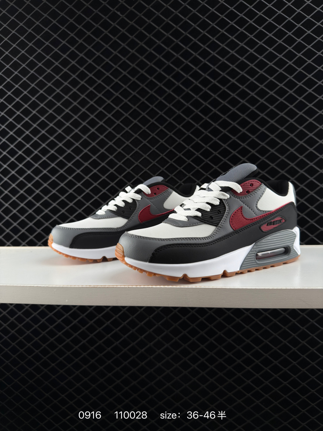 💰240
✅Nike Air Max 90 初代复古气垫百搭休闲运动慢跑鞋复古小气垫史上第一双可视气垫跑鞋 凭借着 Air max 气垫带来的舒适脚感和鞋面面料上的不断精进 才使得 Air max1在现如今都是复古慢跑鞋的首选 
货号:DM0029-013
尺码:36 36.5 37.5 38 38.5 39 40 40.5 41 42 42.5 43 44 45
ID:110028