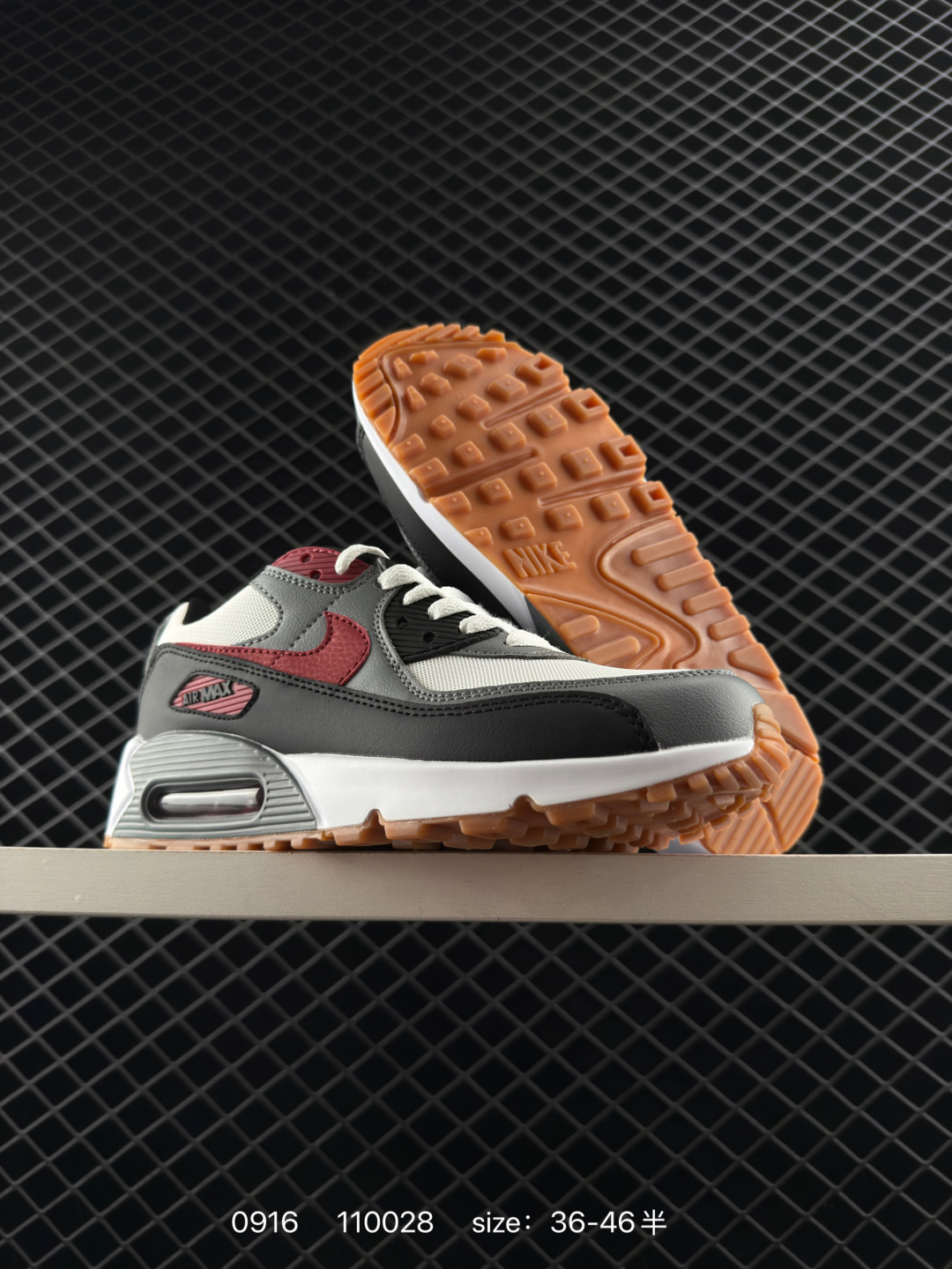 💰240
✅Nike Air Max 90 初代复古气垫百搭休闲运动慢跑鞋复古小气垫史上第一双可视气垫跑鞋 凭借着 Air max 气垫带来的舒适脚感和鞋面面料上的不断精进 才使得 Air max1在现如今都是复古慢跑鞋的首选 
货号:DM0029-013
尺码:36 36.5 37.5 38 38.5 39 40 40.5 41 42 42.5 43 44 45
ID:110028