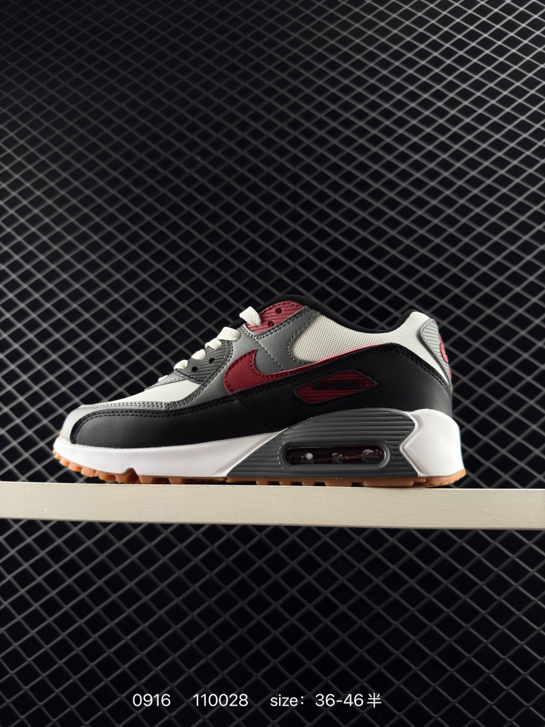 💰240
✅Nike Air Max 90 初代复古气垫百搭休闲运动慢跑鞋复古小气垫史上第一双可视气垫跑鞋 凭借着 Air max 气垫带来的舒适脚感和鞋面面料上的不断精进 才使得 Air max1在现如今都是复古慢跑鞋的首选 
货号:DM0029-013
尺码:36 36.5 37.5 38 38.5 39 40 40.5 41 42 42.5 43 44 45
ID:110028