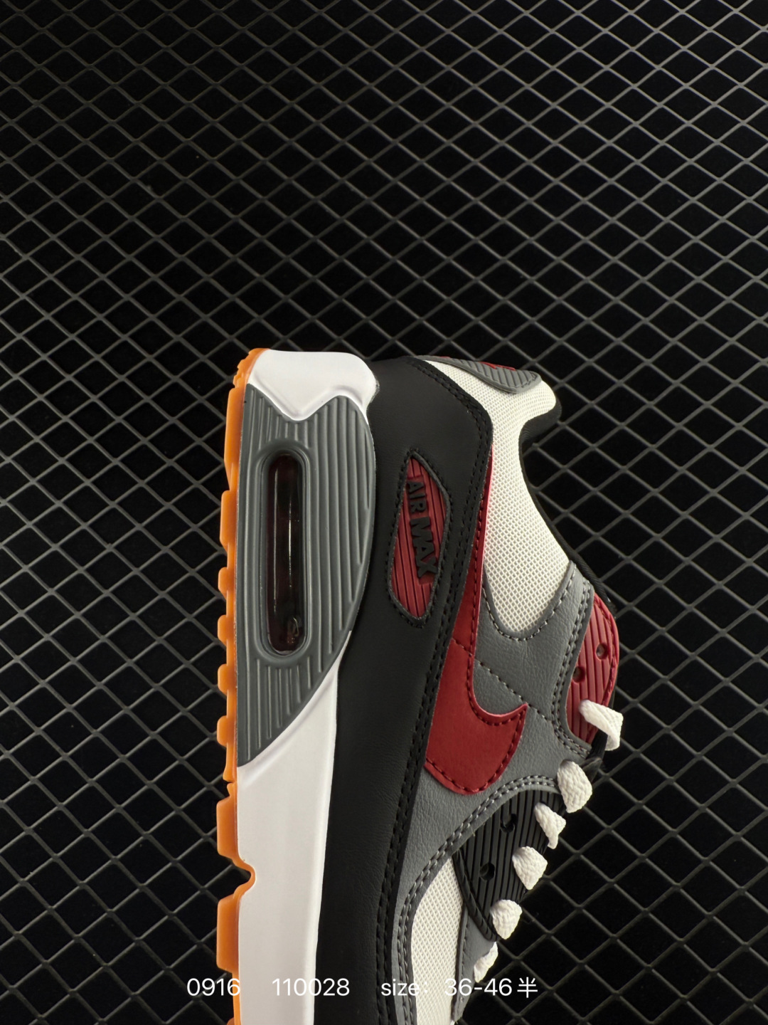 💰240
✅Nike Air Max 90 初代复古气垫百搭休闲运动慢跑鞋复古小气垫史上第一双可视气垫跑鞋 凭借着 Air max 气垫带来的舒适脚感和鞋面面料上的不断精进 才使得 Air max1在现如今都是复古慢跑鞋的首选 
货号:DM0029-013
尺码:36 36.5 37.5 38 38.5 39 40 40.5 41 42 42.5 43 44 45
ID:110028