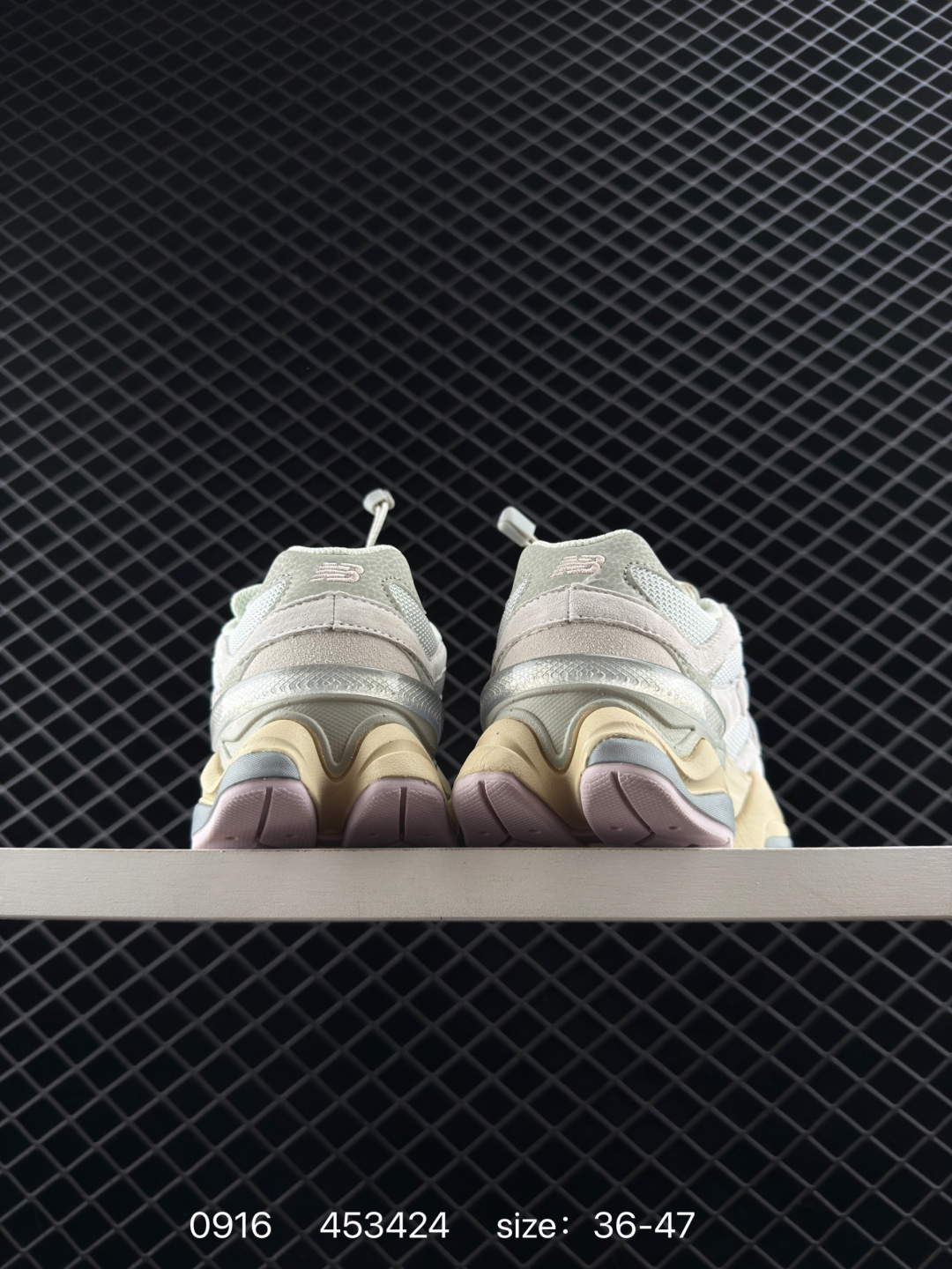 💰220
新百伦NB Joe Freshgoods x New Balance 版本NB9060 复古休闲运动慢跑鞋 鞋款灵感源自设计师本人对夏日的怀日回忆。鞋面大身由空间双格及磨砂鞋面拼接而生，配以柔和、温暖的粉橘色调，夏日氛围拉满采用大面积网眼以及麂皮材质覆盖鞋身，还原经典气质。搭载ABZORB避震科技，由泡沫聚酯制成，上脚可以有效减少由鞋底反弹对身体及双腿的冲击力 货号: U9060BLK
Size：36 37 37.5 38 38.5 39.5 40 40.5 41.5 42 42.5 43 44 45 46
ID:453424