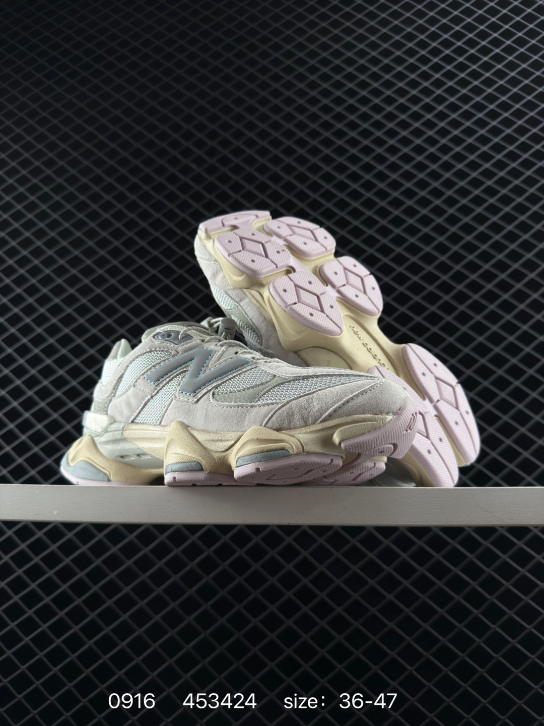 💰220
新百伦NB Joe Freshgoods x New Balance 版本NB9060 复古休闲运动慢跑鞋 鞋款灵感源自设计师本人对夏日的怀日回忆。鞋面大身由空间双格及磨砂鞋面拼接而生，配以柔和、温暖的粉橘色调，夏日氛围拉满采用大面积网眼以及麂皮材质覆盖鞋身，还原经典气质。搭载ABZORB避震科技，由泡沫聚酯制成，上脚可以有效减少由鞋底反弹对身体及双腿的冲击力 货号: U9060BLK
Size：36 37 37.5 38 38.5 39.5 40 40.5 41.5 42 42.5 43 44 45 46
ID:453424