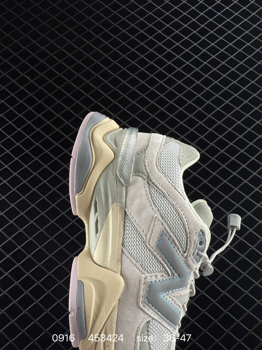 💰220
新百伦NB Joe Freshgoods x New Balance 版本NB9060 复古休闲运动慢跑鞋 鞋款灵感源自设计师本人对夏日的怀日回忆。鞋面大身由空间双格及磨砂鞋面拼接而生，配以柔和、温暖的粉橘色调，夏日氛围拉满采用大面积网眼以及麂皮材质覆盖鞋身，还原经典气质。搭载ABZORB避震科技，由泡沫聚酯制成，上脚可以有效减少由鞋底反弹对身体及双腿的冲击力 货号: U9060BLK
Size：36 37 37.5 38 38.5 39.5 40 40.5 41.5 42 42.5 43 44 45 46
ID:453424