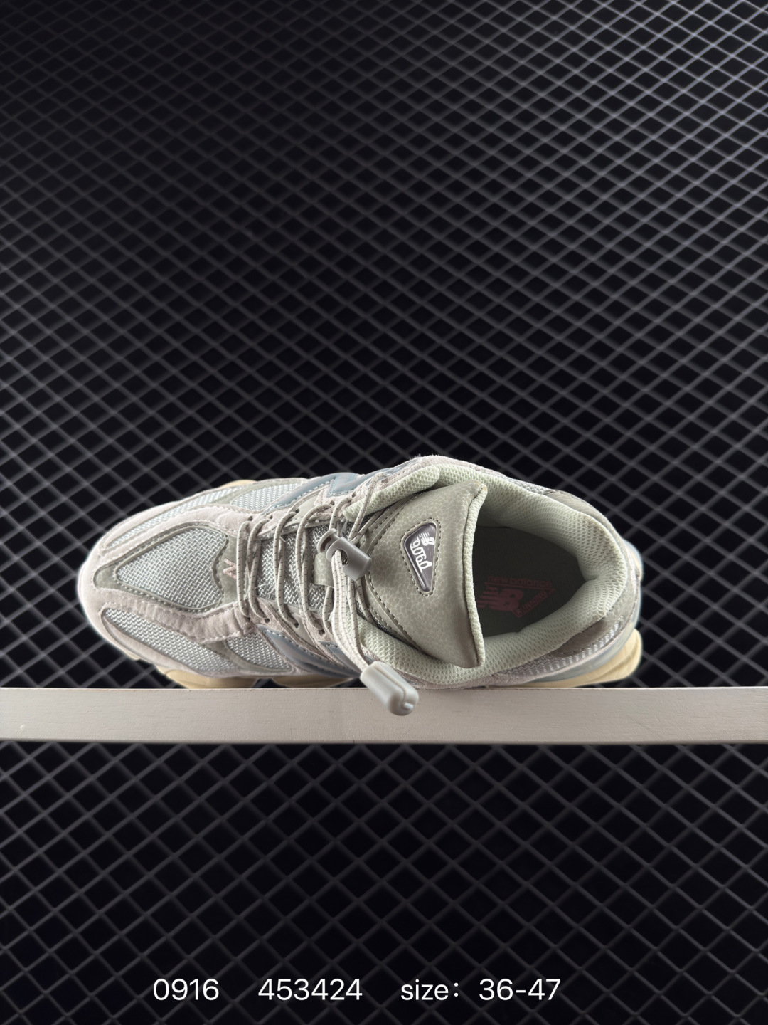 💰220
新百伦NB Joe Freshgoods x New Balance 版本NB9060 复古休闲运动慢跑鞋 鞋款灵感源自设计师本人对夏日的怀日回忆。鞋面大身由空间双格及磨砂鞋面拼接而生，配以柔和、温暖的粉橘色调，夏日氛围拉满采用大面积网眼以及麂皮材质覆盖鞋身，还原经典气质。搭载ABZORB避震科技，由泡沫聚酯制成，上脚可以有效减少由鞋底反弹对身体及双腿的冲击力 货号: U9060BLK
Size：36 37 37.5 38 38.5 39.5 40 40.5 41.5 42 42.5 43 44 45 46
ID:453424
