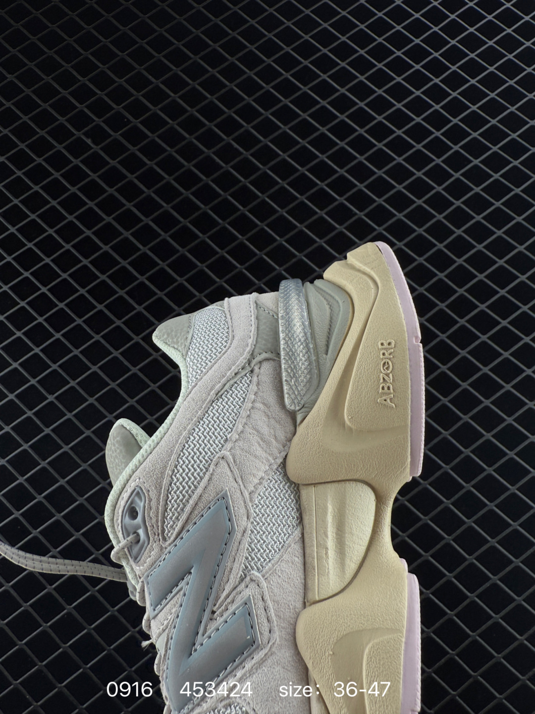 💰220
新百伦NB Joe Freshgoods x New Balance 版本NB9060 复古休闲运动慢跑鞋 鞋款灵感源自设计师本人对夏日的怀日回忆。鞋面大身由空间双格及磨砂鞋面拼接而生，配以柔和、温暖的粉橘色调，夏日氛围拉满采用大面积网眼以及麂皮材质覆盖鞋身，还原经典气质。搭载ABZORB避震科技，由泡沫聚酯制成，上脚可以有效减少由鞋底反弹对身体及双腿的冲击力 货号: U9060BLK
Size：36 37 37.5 38 38.5 39.5 40 40.5 41.5 42 42.5 43 44 45 46
ID:453424