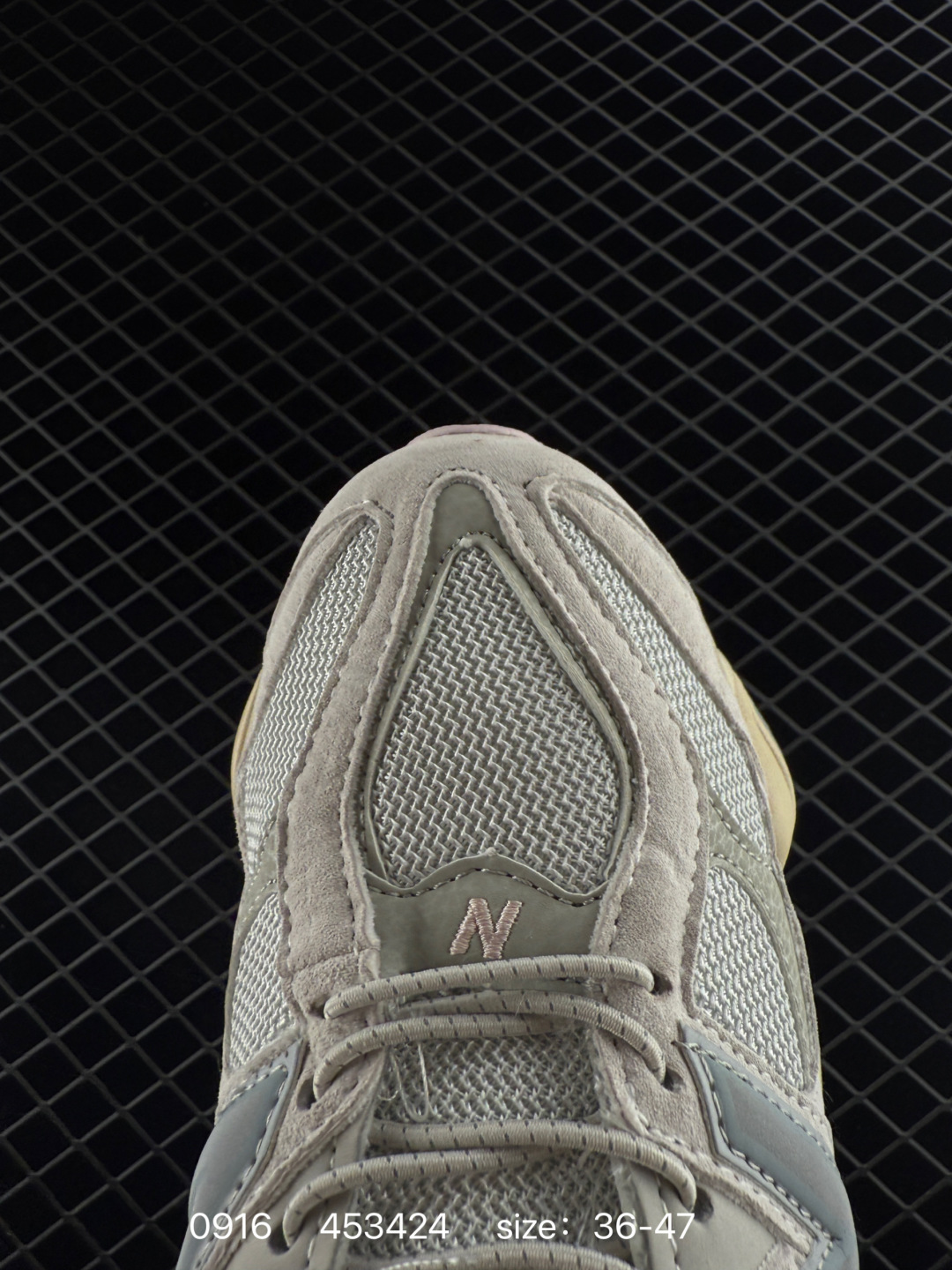 💰220
新百伦NB Joe Freshgoods x New Balance 版本NB9060 复古休闲运动慢跑鞋 鞋款灵感源自设计师本人对夏日的怀日回忆。鞋面大身由空间双格及磨砂鞋面拼接而生，配以柔和、温暖的粉橘色调，夏日氛围拉满采用大面积网眼以及麂皮材质覆盖鞋身，还原经典气质。搭载ABZORB避震科技，由泡沫聚酯制成，上脚可以有效减少由鞋底反弹对身体及双腿的冲击力 货号: U9060BLK
Size：36 37 37.5 38 38.5 39.5 40 40.5 41.5 42 42.5 43 44 45 46
ID:453424