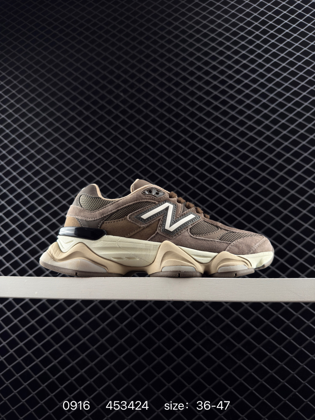 🈴一💰220
新百伦NB Joe Freshgoods x New Balance 版本NB9060 复古休闲运动慢跑鞋 鞋款灵感源自设计师本人对夏日的怀日回忆。鞋面大身由空间双格及磨砂鞋面拼接而生，配以柔和、温暖的粉橘色调，夏日氛围拉满采用大面积网眼以及麂皮材质覆盖鞋身，还原经典气质。搭载ABZORB避震科技，由泡沫聚酯制成，上脚可以有效减少由鞋底反弹对身体及双腿的冲击力 货号: U9060BLK
Size：36 37 37.5 38 38.5 39.5 40 40.5 41.5 42 42.5 43 44 45 46
ID:453424
