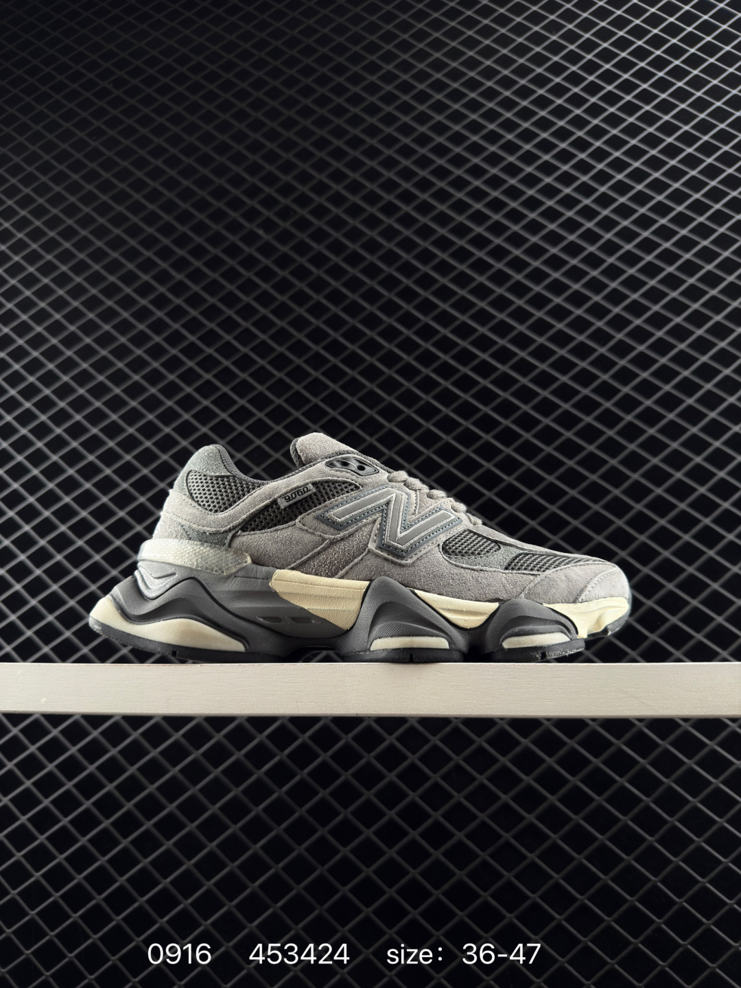 🈴一💰220
新百伦NB Joe Freshgoods x New Balance 版本NB9060 复古休闲运动慢跑鞋 鞋款灵感源自设计师本人对夏日的怀日回忆。鞋面大身由空间双格及磨砂鞋面拼接而生，配以柔和、温暖的粉橘色调，夏日氛围拉满采用大面积网眼以及麂皮材质覆盖鞋身，还原经典气质。搭载ABZORB避震科技，由泡沫聚酯制成，上脚可以有效减少由鞋底反弹对身体及双腿的冲击力 货号: U9060BLK
Size：36 37 37.5 38 38.5 39.5 40 40.5 41.5 42 42.5 43 44 45 46
ID:453424