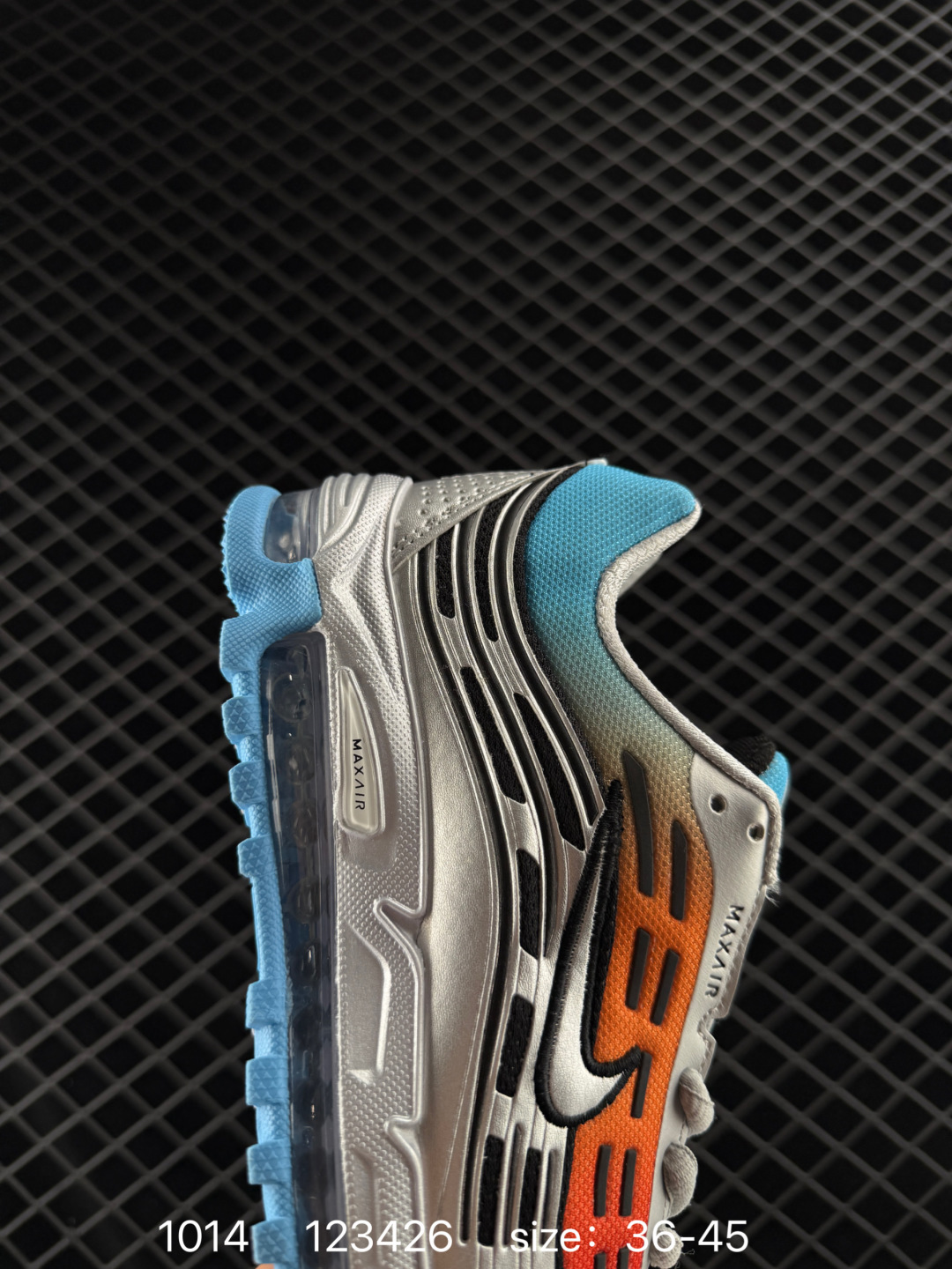 💰230
NIKE耐克男鞋2024秋冬新款 CDG x Nike Air Max 97 SE 联名款复古风气垫跑鞋 缓震运动鞋 侃爷亲穿同款！鞋身自带大量 3M 反光细节，光线照射下显得极为吸睛。采用黑色做主轴，鞋身加入金属银点缀，全鞋由合成面料、网布材质制成，展现复古未来主义的样貌，鞋带穿孔旁印有 Max Air 字样，搭配 Air Max 缓震系统。  

货号：FZ4110-002
尺码：36～45
编码：123426