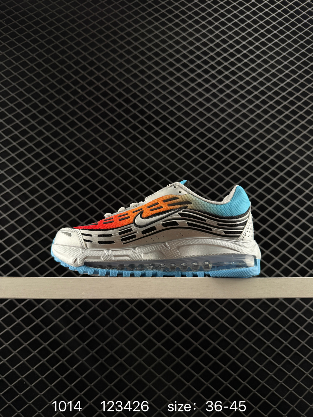 💰230
NIKE耐克男鞋2024秋冬新款 CDG x Nike Air Max 97 SE 联名款复古风气垫跑鞋 缓震运动鞋 侃爷亲穿同款！鞋身自带大量 3M 反光细节，光线照射下显得极为吸睛。采用黑色做主轴，鞋身加入金属银点缀，全鞋由合成面料、网布材质制成，展现复古未来主义的样貌，鞋带穿孔旁印有 Max Air 字样，搭配 Air Max 缓震系统。  

货号：FZ4110-002
尺码：36～45
编码：123426