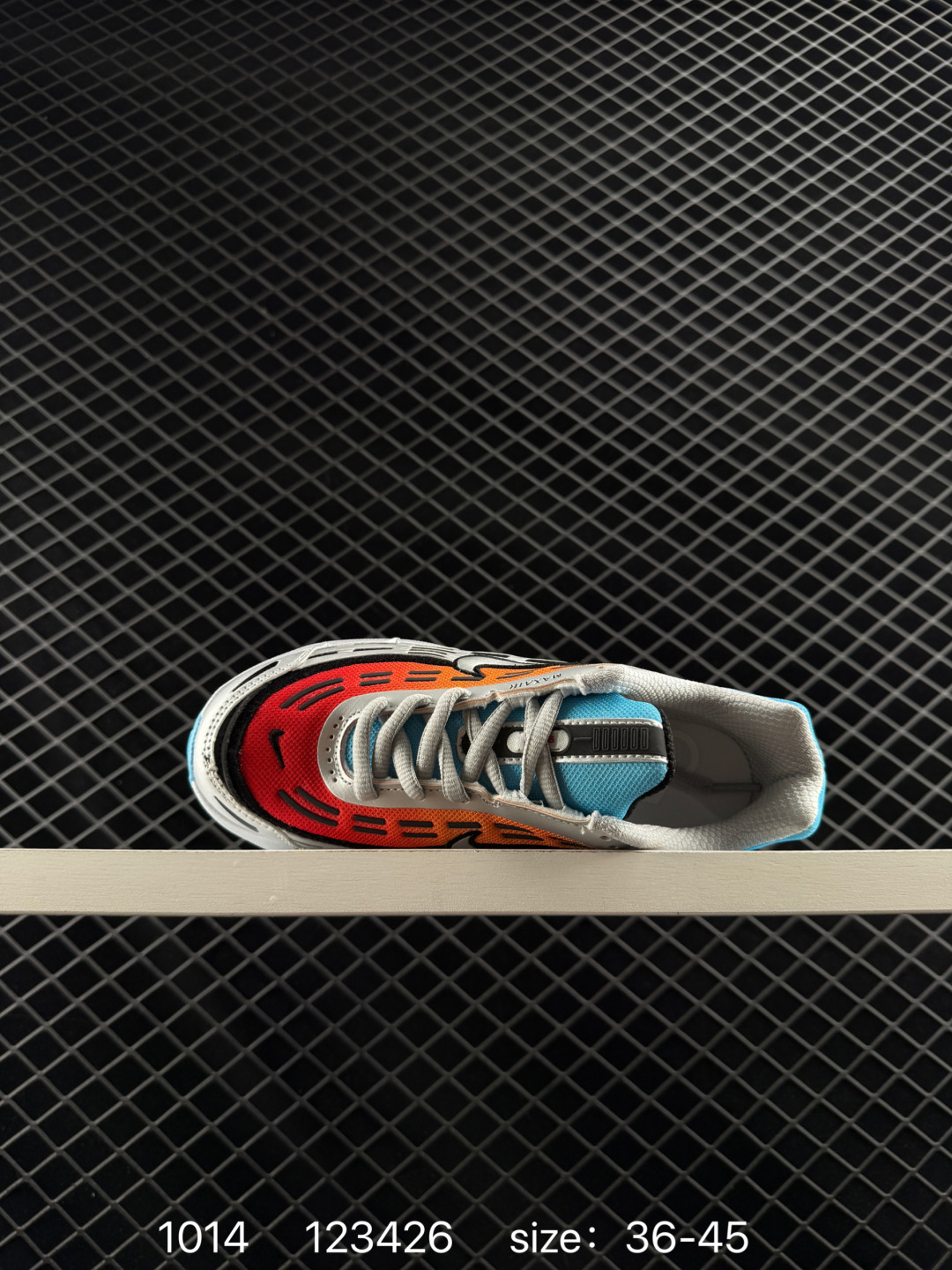 💰230
NIKE耐克男鞋2024秋冬新款 CDG x Nike Air Max 97 SE 联名款复古风气垫跑鞋 缓震运动鞋 侃爷亲穿同款！鞋身自带大量 3M 反光细节，光线照射下显得极为吸睛。采用黑色做主轴，鞋身加入金属银点缀，全鞋由合成面料、网布材质制成，展现复古未来主义的样貌，鞋带穿孔旁印有 Max Air 字样，搭配 Air Max 缓震系统。  

货号：FZ4110-002
尺码：36～45
编码：123426