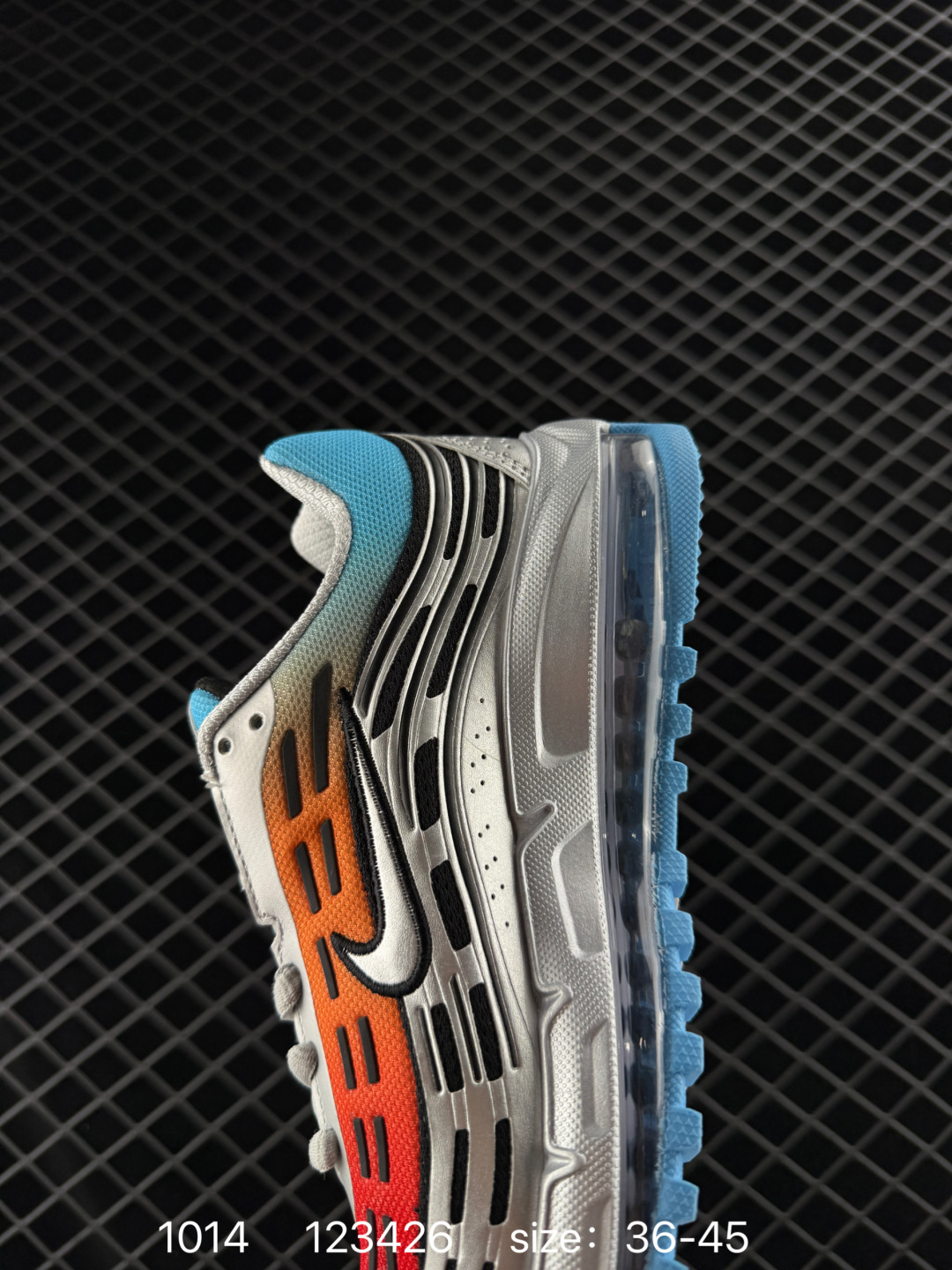 💰230
NIKE耐克男鞋2024秋冬新款 CDG x Nike Air Max 97 SE 联名款复古风气垫跑鞋 缓震运动鞋 侃爷亲穿同款！鞋身自带大量 3M 反光细节，光线照射下显得极为吸睛。采用黑色做主轴，鞋身加入金属银点缀，全鞋由合成面料、网布材质制成，展现复古未来主义的样貌，鞋带穿孔旁印有 Max Air 字样，搭配 Air Max 缓震系统。  

货号：FZ4110-002
尺码：36～45
编码：123426