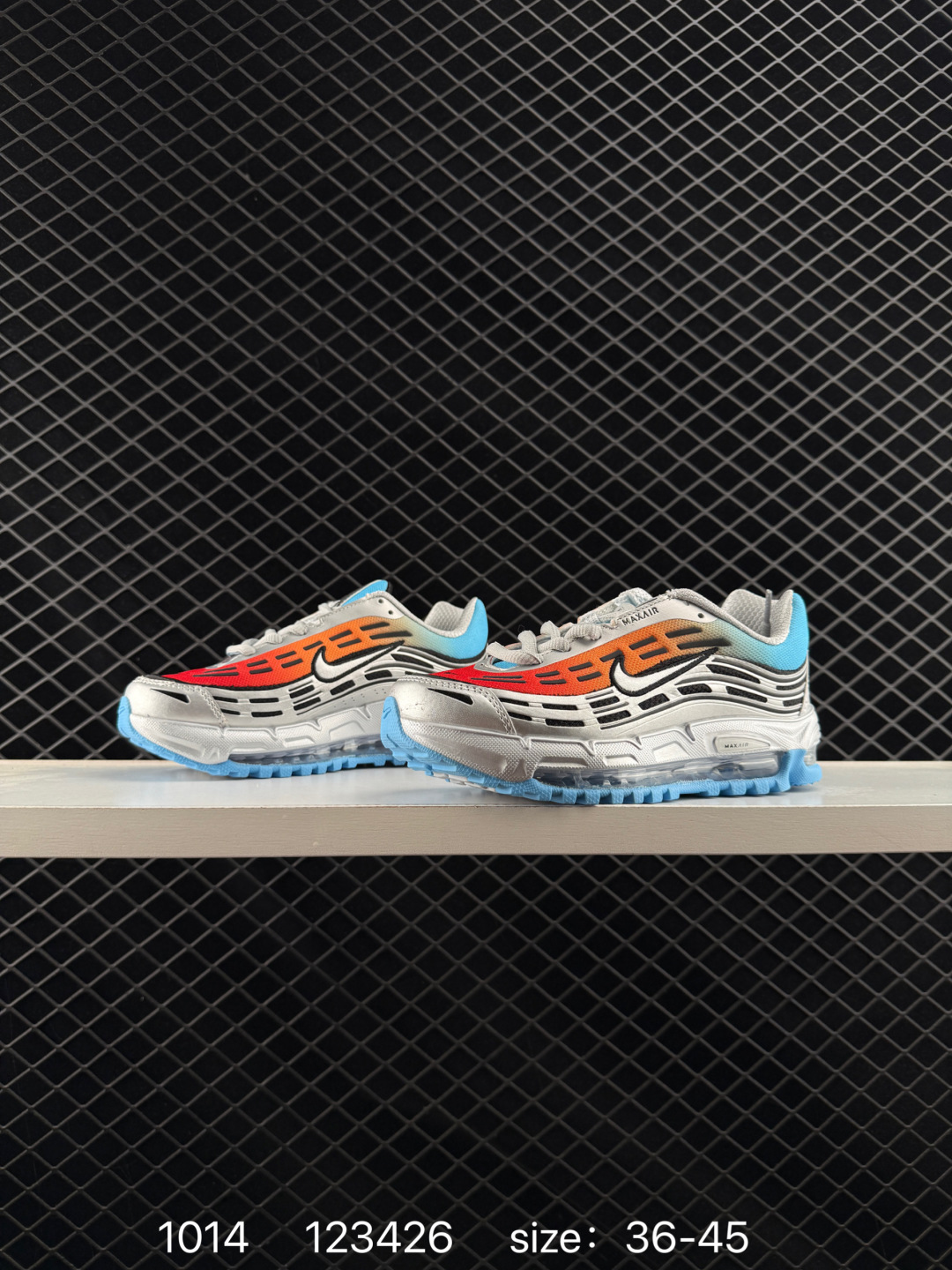 💰230
NIKE耐克男鞋2024秋冬新款 CDG x Nike Air Max 97 SE 联名款复古风气垫跑鞋 缓震运动鞋 侃爷亲穿同款！鞋身自带大量 3M 反光细节，光线照射下显得极为吸睛。采用黑色做主轴，鞋身加入金属银点缀，全鞋由合成面料、网布材质制成，展现复古未来主义的样貌，鞋带穿孔旁印有 Max Air 字样，搭配 Air Max 缓震系统。  

货号：FZ4110-002
尺码：36～45
编码：123426