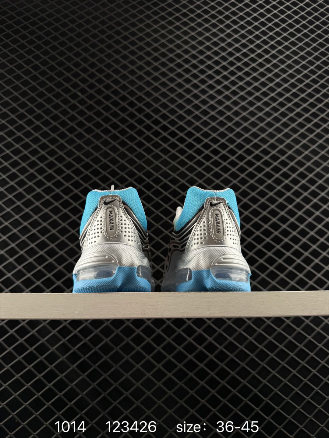 💰230
NIKE耐克男鞋2024秋冬新款 CDG x Nike Air Max 97 SE 联名款复古风气垫跑鞋 缓震运动鞋 侃爷亲穿同款！鞋身自带大量 3M 反光细节，光线照射下显得极为吸睛。采用黑色做主轴，鞋身加入金属银点缀，全鞋由合成面料、网布材质制成，展现复古未来主义的样貌，鞋带穿孔旁印有 Max Air 字样，搭配 Air Max 缓震系统。  

货号：FZ4110-002
尺码：36～45
编码：123426