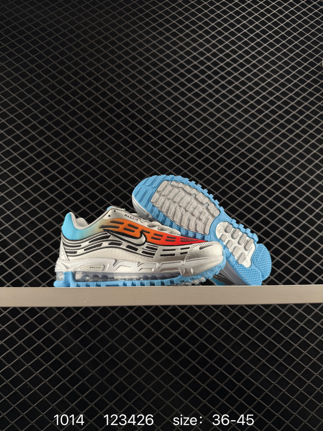💰230
NIKE耐克男鞋2024秋冬新款 CDG x Nike Air Max 97 SE 联名款复古风气垫跑鞋 缓震运动鞋 侃爷亲穿同款！鞋身自带大量 3M 反光细节，光线照射下显得极为吸睛。采用黑色做主轴，鞋身加入金属银点缀，全鞋由合成面料、网布材质制成，展现复古未来主义的样貌，鞋带穿孔旁印有 Max Air 字样，搭配 Air Max 缓震系统。  

货号：FZ4110-002
尺码：36～45
编码：123426