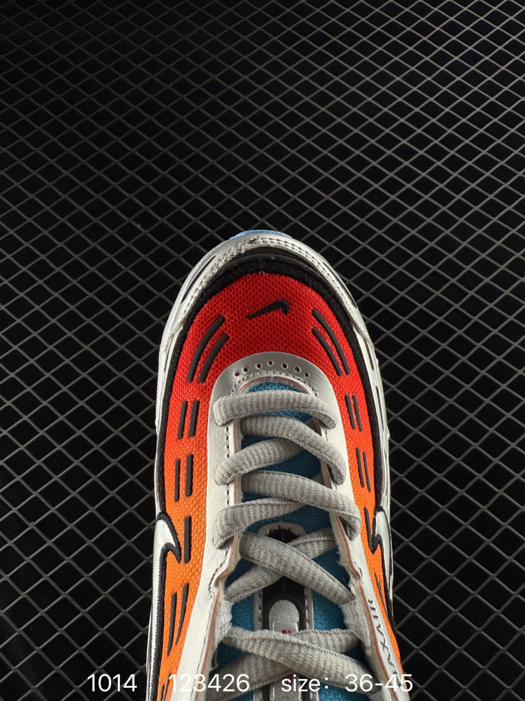 💰230
NIKE耐克男鞋2024秋冬新款 CDG x Nike Air Max 97 SE 联名款复古风气垫跑鞋 缓震运动鞋 侃爷亲穿同款！鞋身自带大量 3M 反光细节，光线照射下显得极为吸睛。采用黑色做主轴，鞋身加入金属银点缀，全鞋由合成面料、网布材质制成，展现复古未来主义的样貌，鞋带穿孔旁印有 Max Air 字样，搭配 Air Max 缓震系统。  

货号：FZ4110-002
尺码：36～45
编码：123426