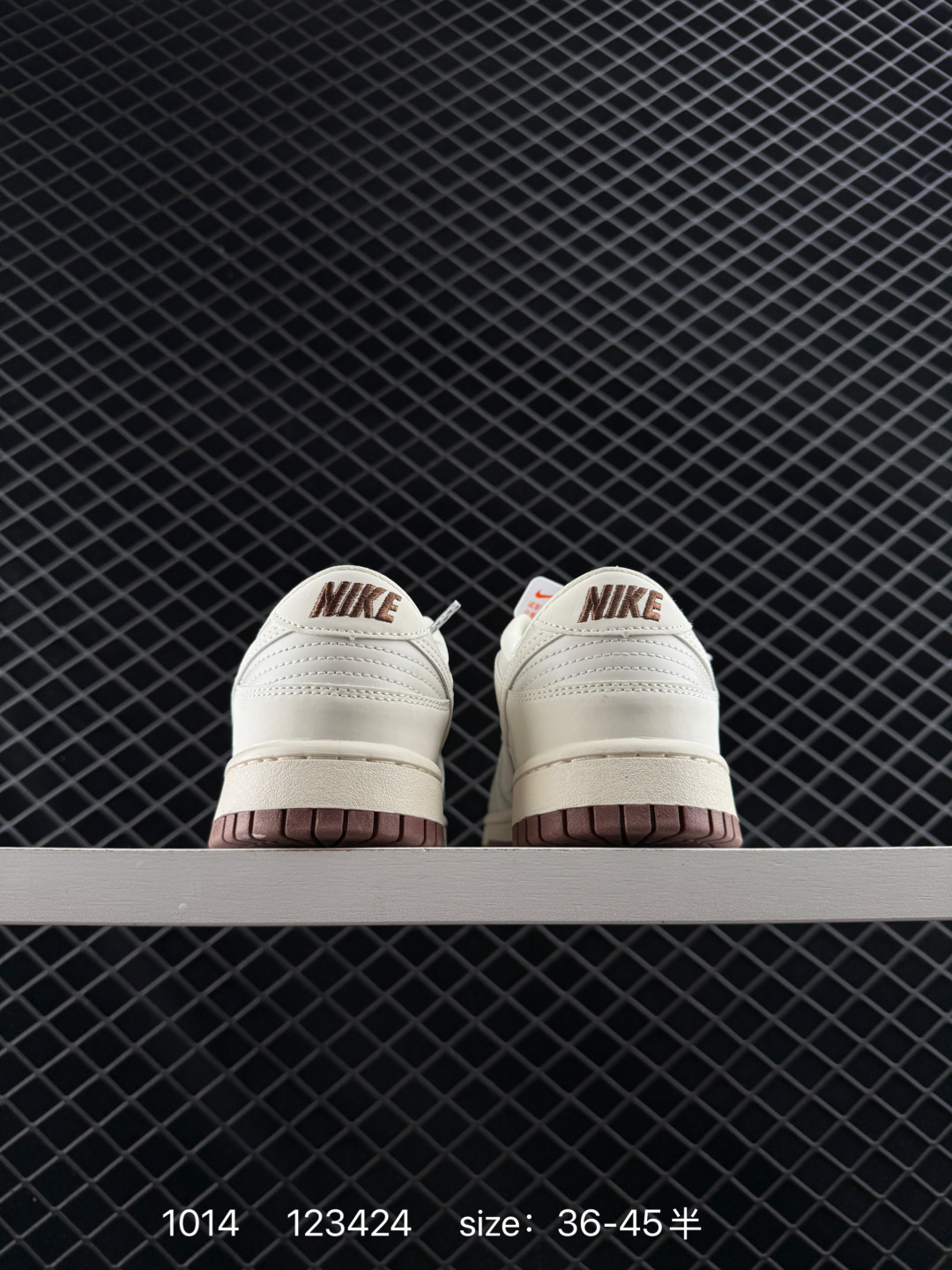 💰220
Nike SB Dunk Low“Supreme联名——米深蓝双勾”  周年高端定制 低帮休闲板鞋 定制鞋盒 大厂纯原品质出货 超高清洁度 皮料切割干净无任何毛边 细节完美 
 货号：XX2025-315
 Size:36 36.5 37.5 38 38.5 39 40 40.5 41 42 42.5 43 44 44.5 45
编码：123424