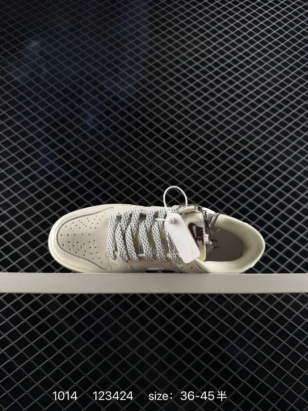 💰220
Nike SB Dunk Low“Supreme联名——米深蓝双勾”  周年高端定制 低帮休闲板鞋 定制鞋盒 大厂纯原品质出货 超高清洁度 皮料切割干净无任何毛边 细节完美 
 货号：XX2025-315
 Size:36 36.5 37.5 38 38.5 39 40 40.5 41 42 42.5 43 44 44.5 45
编码：123424