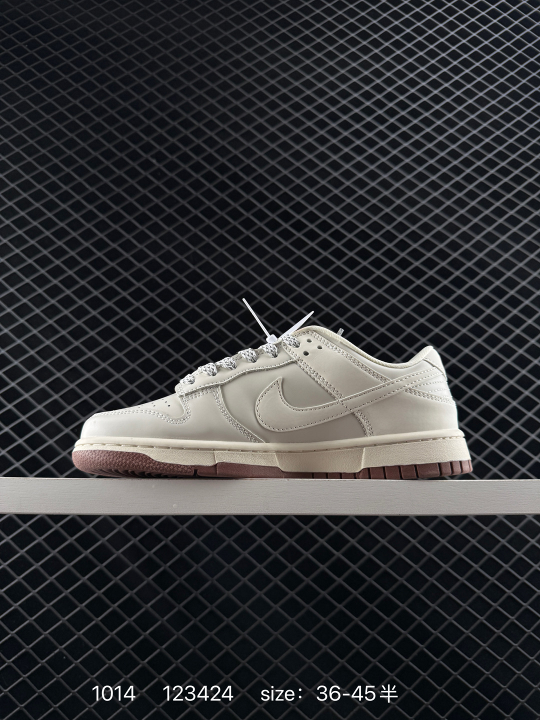 💰220
Nike SB Dunk Low“Supreme联名——米深蓝双勾”  周年高端定制 低帮休闲板鞋 定制鞋盒 大厂纯原品质出货 超高清洁度 皮料切割干净无任何毛边 细节完美 
 货号：XX2025-315
 Size:36 36.5 37.5 38 38.5 39 40 40.5 41 42 42.5 43 44 44.5 45
编码：123424