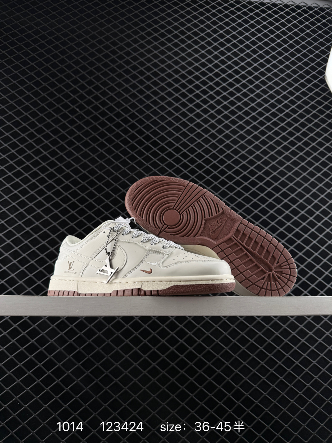 💰220
Nike SB Dunk Low“Supreme联名——米深蓝双勾”  周年高端定制 低帮休闲板鞋 定制鞋盒 大厂纯原品质出货 超高清洁度 皮料切割干净无任何毛边 细节完美 
 货号：XX2025-315
 Size:36 36.5 37.5 38 38.5 39 40 40.5 41 42 42.5 43 44 44.5 45
编码：123424