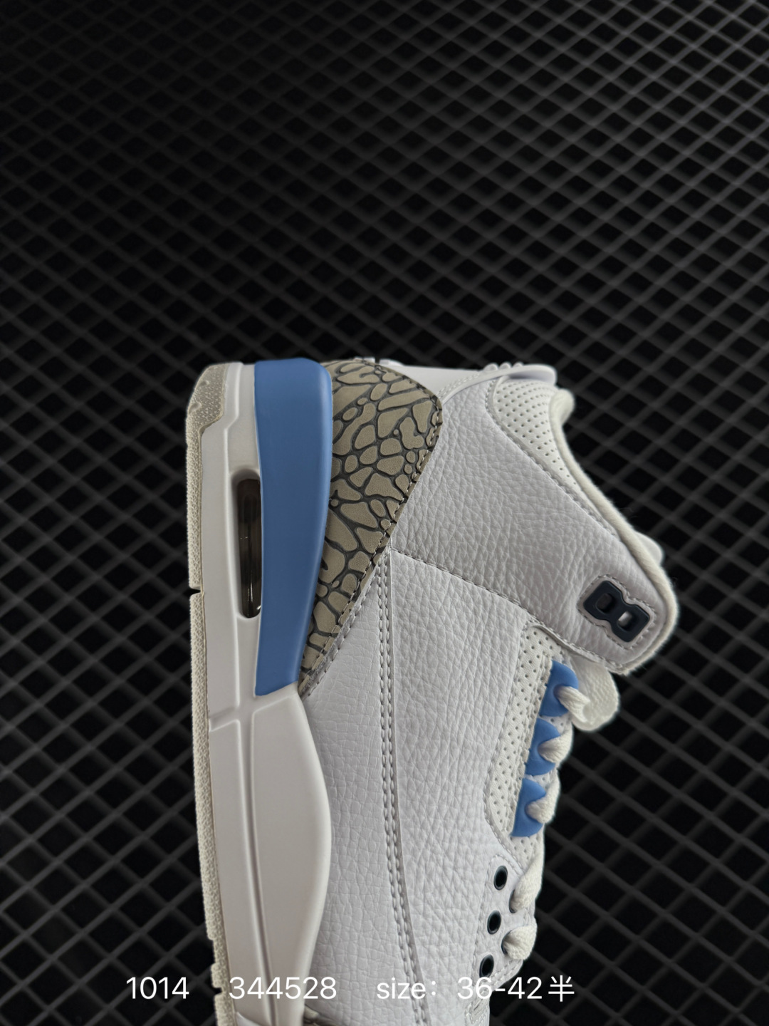 💰240
Air Jordan 3 Retro "UNC" 北卡蓝 AJ3 乔丹3代 aj3 乔3 白蓝 白兰 乔丹篮球鞋系列 作为曾经非市售的北卡大学 UNC PE 配色,这双北卡蓝血统纯正的新品完美的再现了清爽的白蓝装扮。爆裂纹细节得以保留,彰显了 Air Jordan 3 这一独创的经典元素。不同于 PE 版本的是,整双鞋仅将鞋舌的 UNC Logo 改成了 Jumpman Logo,加之后跟位置采用同样的 Jumpman Logo,瞬间提升整双鞋的辨识度。
货号:CT8532-104
编码:344528
Size:36-42