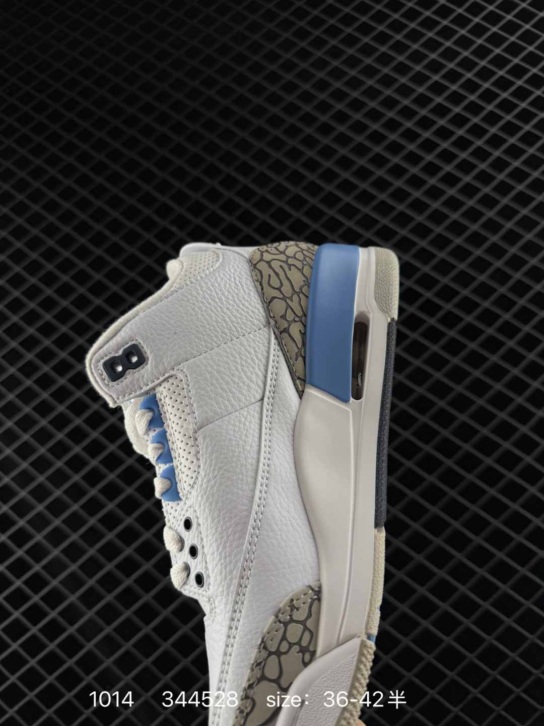 💰240
Air Jordan 3 Retro "UNC" 北卡蓝 AJ3 乔丹3代 aj3 乔3 白蓝 白兰 乔丹篮球鞋系列 作为曾经非市售的北卡大学 UNC PE 配色,这双北卡蓝血统纯正的新品完美的再现了清爽的白蓝装扮。爆裂纹细节得以保留,彰显了 Air Jordan 3 这一独创的经典元素。不同于 PE 版本的是,整双鞋仅将鞋舌的 UNC Logo 改成了 Jumpman Logo,加之后跟位置采用同样的 Jumpman Logo,瞬间提升整双鞋的辨识度。
货号:CT8532-104
编码:344528
Size:36-42