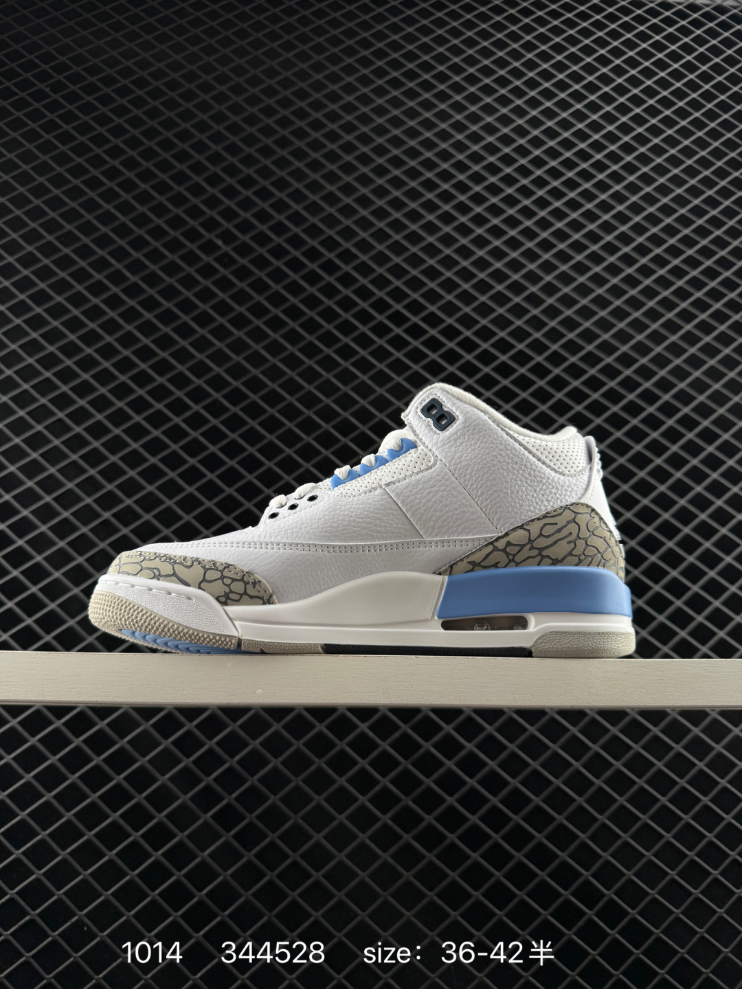 💰240
Air Jordan 3 Retro "UNC" 北卡蓝 AJ3 乔丹3代 aj3 乔3 白蓝 白兰 乔丹篮球鞋系列 作为曾经非市售的北卡大学 UNC PE 配色,这双北卡蓝血统纯正的新品完美的再现了清爽的白蓝装扮。爆裂纹细节得以保留,彰显了 Air Jordan 3 这一独创的经典元素。不同于 PE 版本的是,整双鞋仅将鞋舌的 UNC Logo 改成了 Jumpman Logo,加之后跟位置采用同样的 Jumpman Logo,瞬间提升整双鞋的辨识度。
货号:CT8532-104
编码:344528
Size:36-42