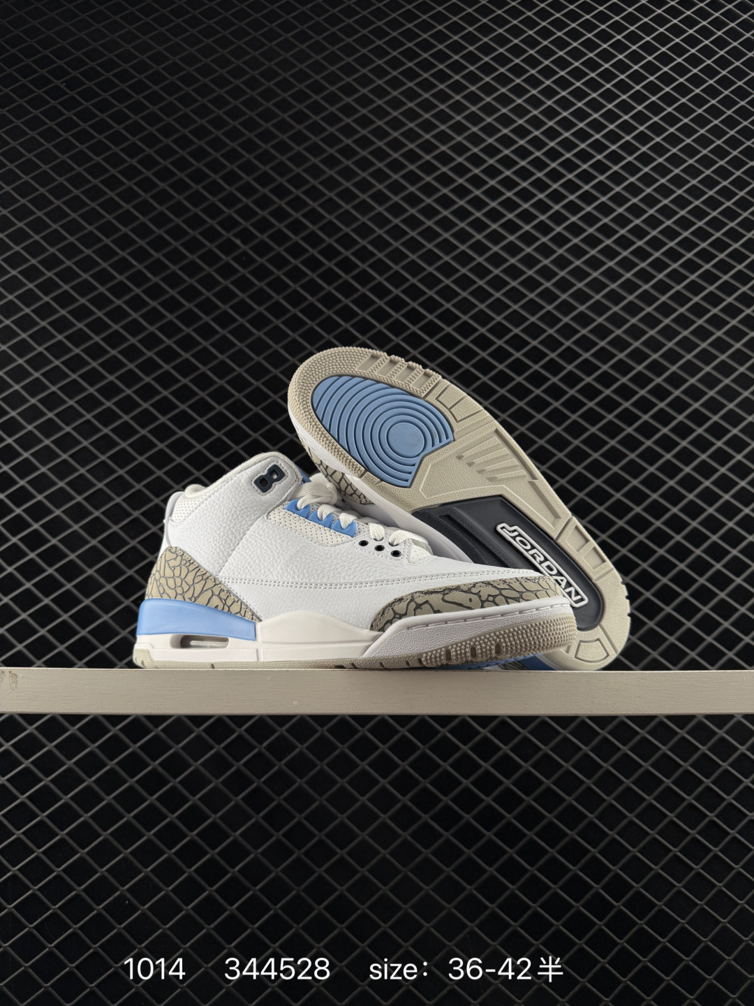 💰240
Air Jordan 3 Retro "UNC" 北卡蓝 AJ3 乔丹3代 aj3 乔3 白蓝 白兰 乔丹篮球鞋系列 作为曾经非市售的北卡大学 UNC PE 配色,这双北卡蓝血统纯正的新品完美的再现了清爽的白蓝装扮。爆裂纹细节得以保留,彰显了 Air Jordan 3 这一独创的经典元素。不同于 PE 版本的是,整双鞋仅将鞋舌的 UNC Logo 改成了 Jumpman Logo,加之后跟位置采用同样的 Jumpman Logo,瞬间提升整双鞋的辨识度。
货号:CT8532-104
编码:344528
Size:36-42