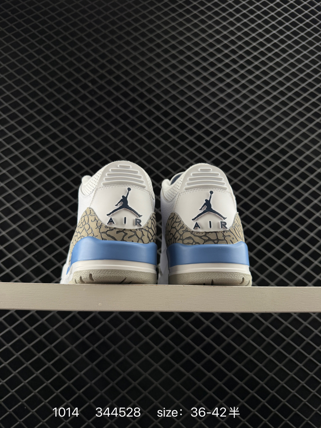 💰240
Air Jordan 3 Retro "UNC" 北卡蓝 AJ3 乔丹3代 aj3 乔3 白蓝 白兰 乔丹篮球鞋系列 作为曾经非市售的北卡大学 UNC PE 配色,这双北卡蓝血统纯正的新品完美的再现了清爽的白蓝装扮。爆裂纹细节得以保留,彰显了 Air Jordan 3 这一独创的经典元素。不同于 PE 版本的是,整双鞋仅将鞋舌的 UNC Logo 改成了 Jumpman Logo,加之后跟位置采用同样的 Jumpman Logo,瞬间提升整双鞋的辨识度。
货号:CT8532-104
编码:344528
Size:36-42